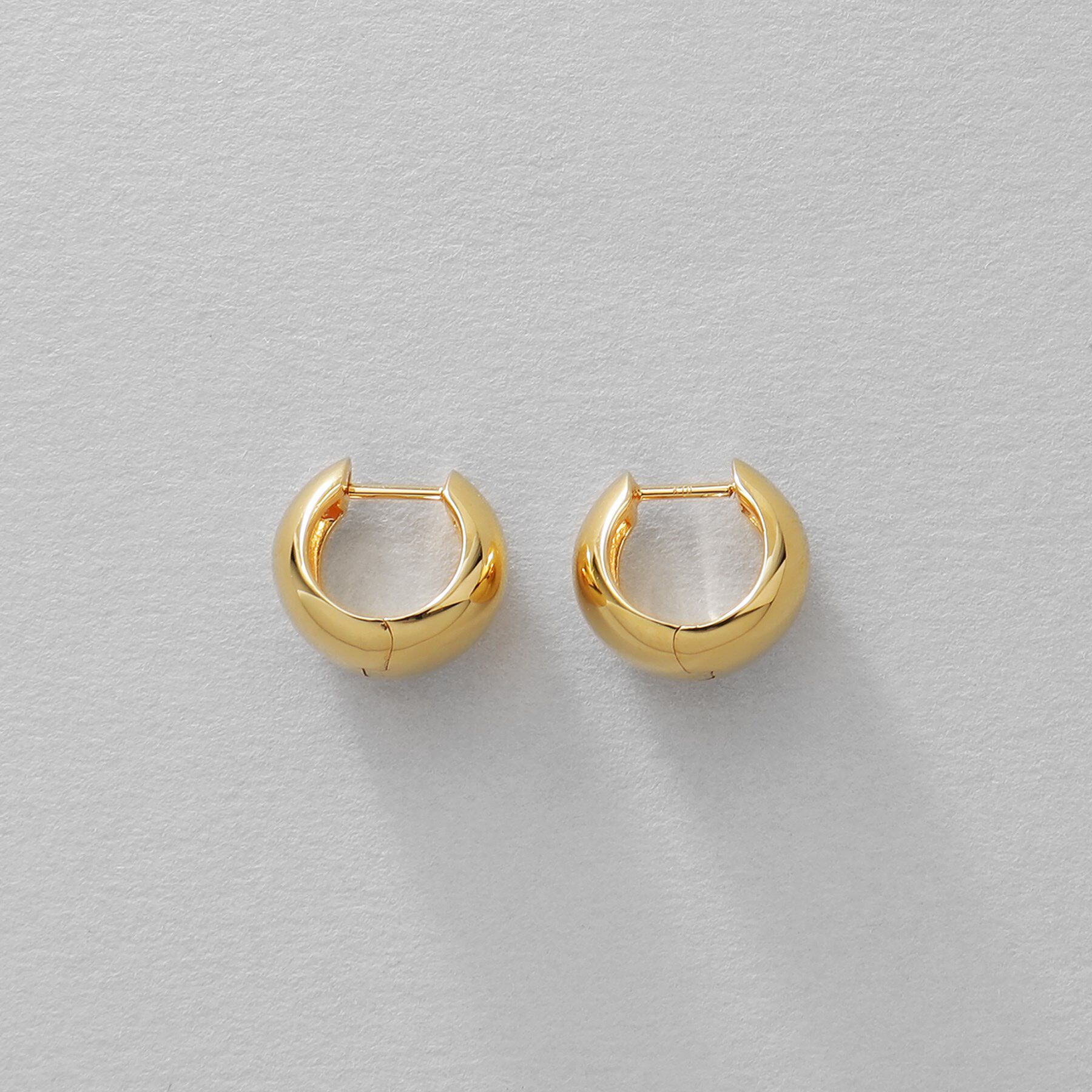 COCOSHNIK ONKITSCH「シルバー ハギーフープ ポインテッドワイドピアス GP」|ピアス|