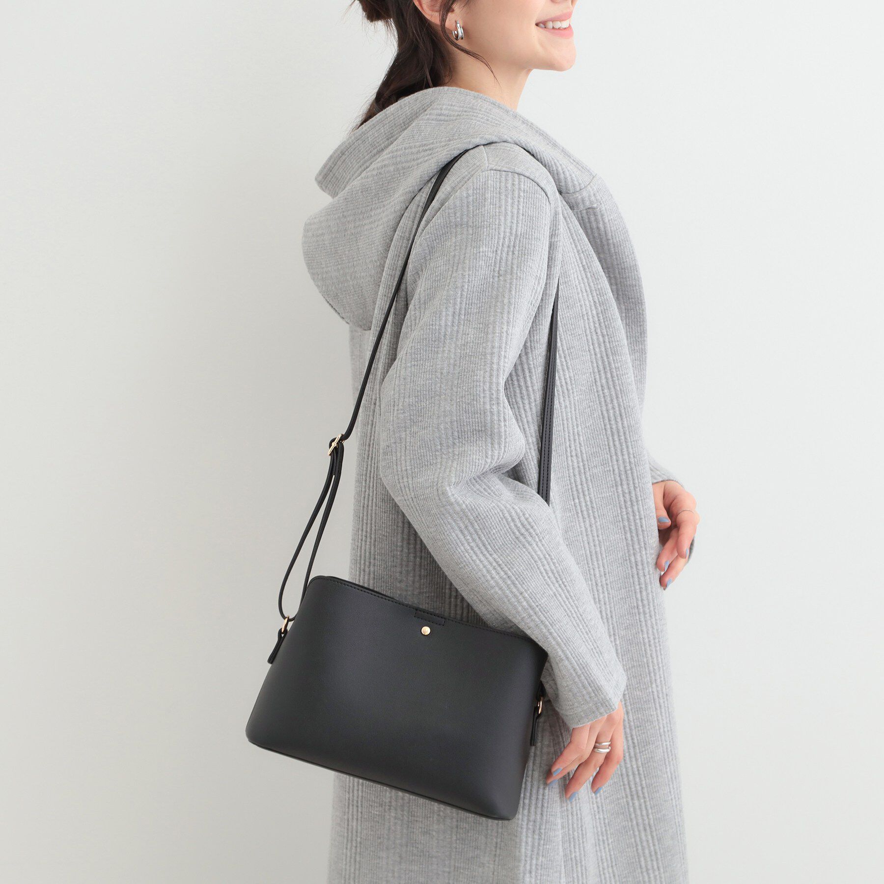 SHOO･LA･RUE「コンパクトながらしっかり入る 一枚革風 3層ショルダーバッグ」|ショルダー・メッセンジャー|