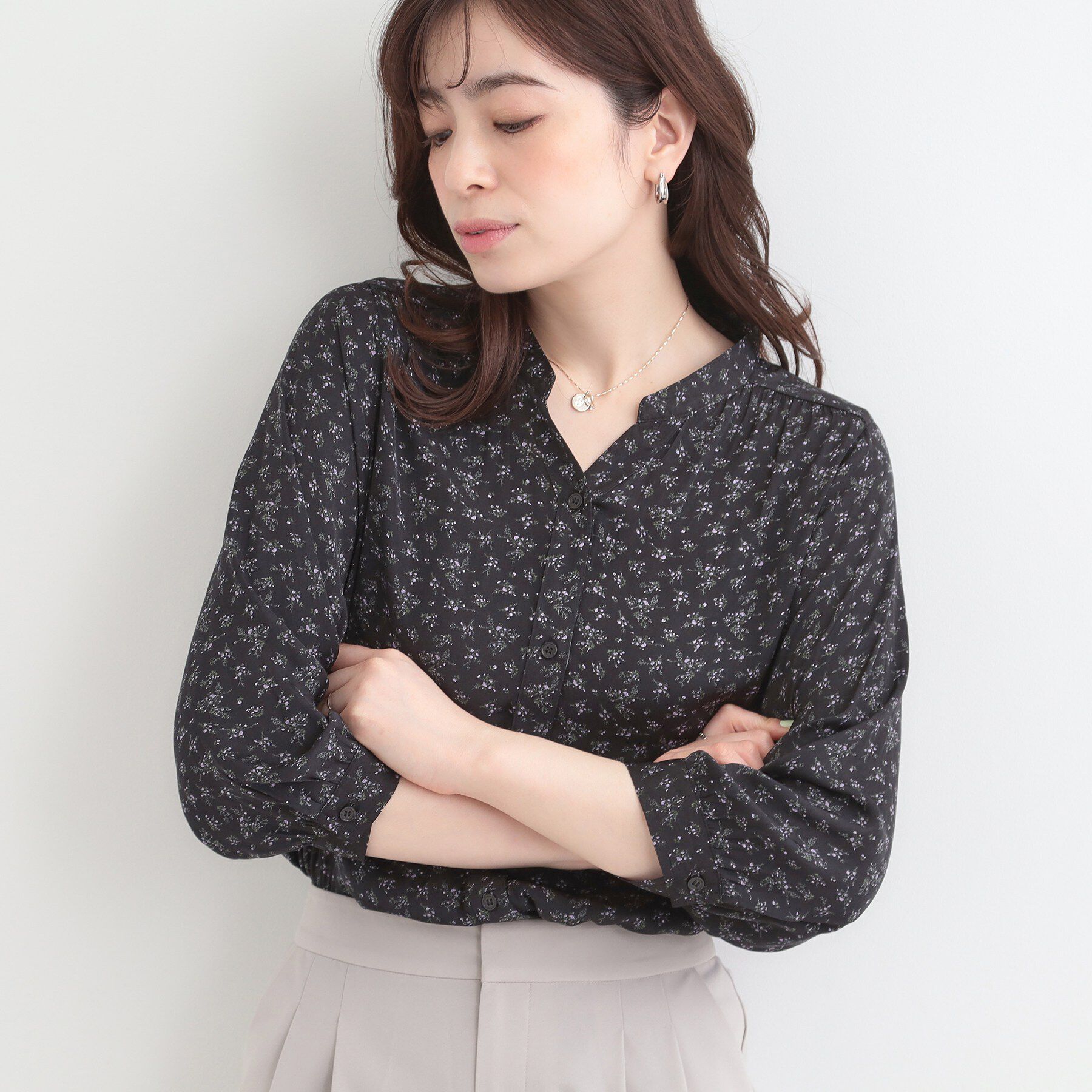 SHOO･LA･RUE「【S-LL】首元すっきり魅せ　大人の上品サテンブラウス」|シャツ・ブラウス|ブラック(719)