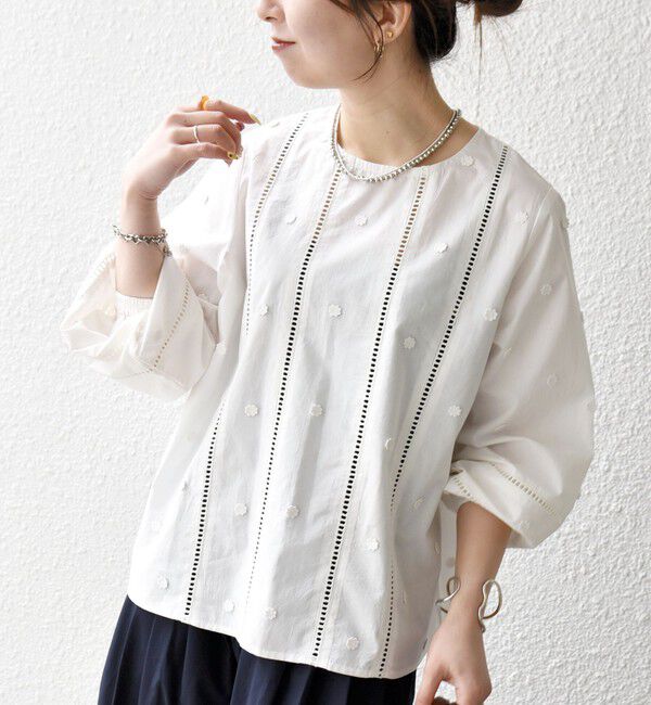 SHIPS any「SHIPS any:〈洗濯機可能〉フラワー モチーフ ハシゴレース クルーネック ブラウス」|シャツ・ブラウス|ホワイト