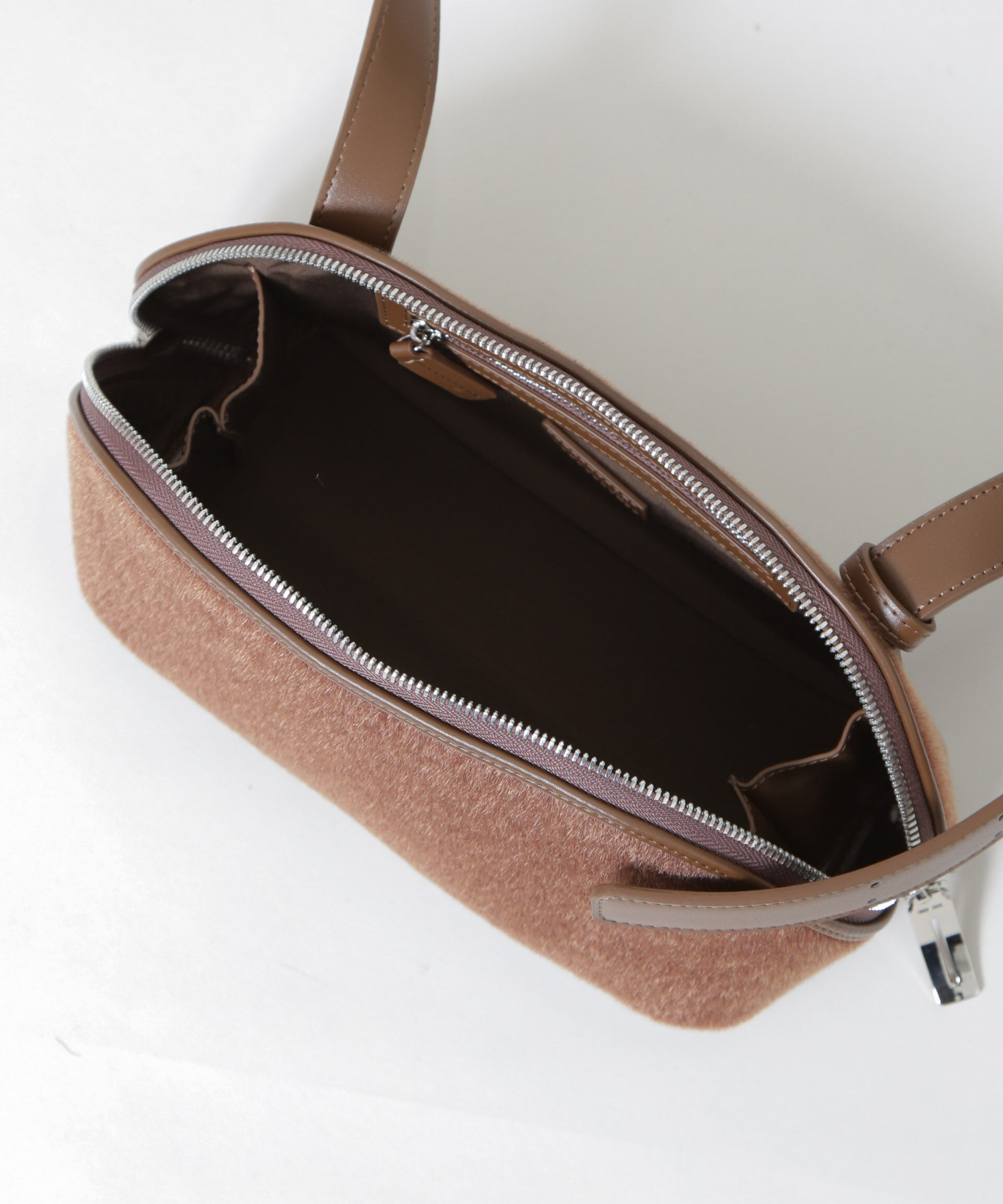 nano･universe「ADD CULUMN/FIGRE BODYBAG HAIR CALF」|ショルダー・メッセンジャー|