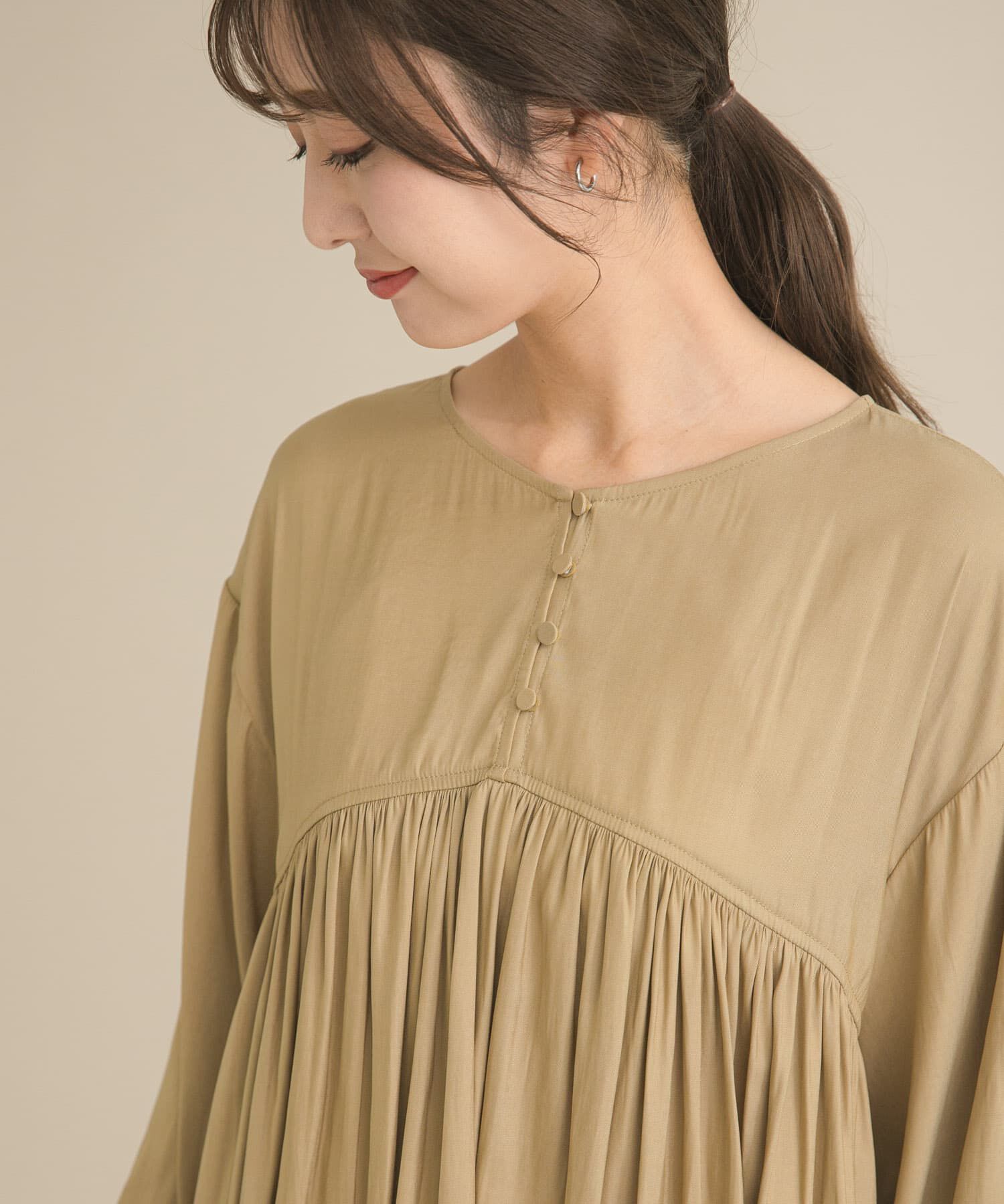 URBAN RESEARCH DOORS「『スタッフ企画』2WAYギャザー切替ブラウス」|シャツ・ブラウス|