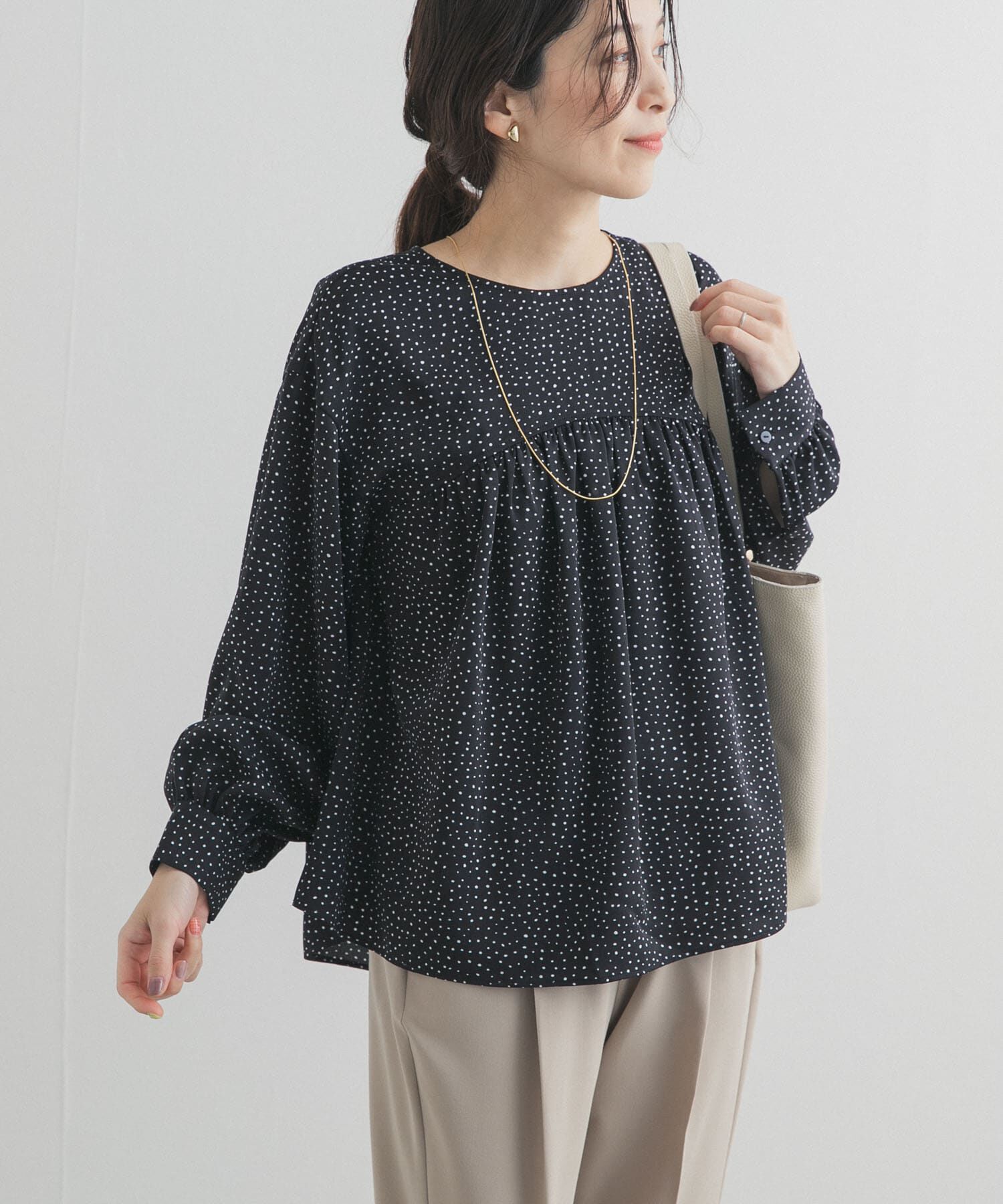URBAN RESEARCH DOORS「ドットギャザーブラウス」|シャツ・ブラウス|