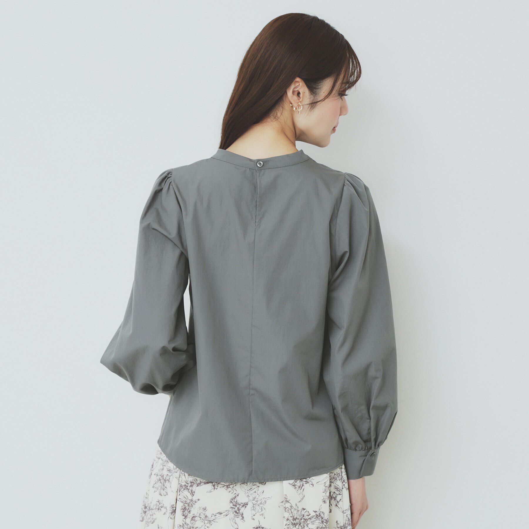 index「コサージュ付きタックパフブラウス【洗濯機洗い可/イージーアイロン】」|シャツ・ブラウス|