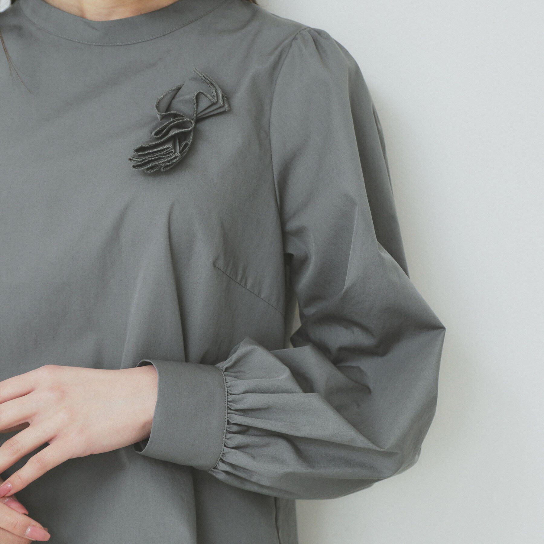 index「コサージュ付きタックパフブラウス【洗濯機洗い可/イージーアイロン】」|シャツ・ブラウス|