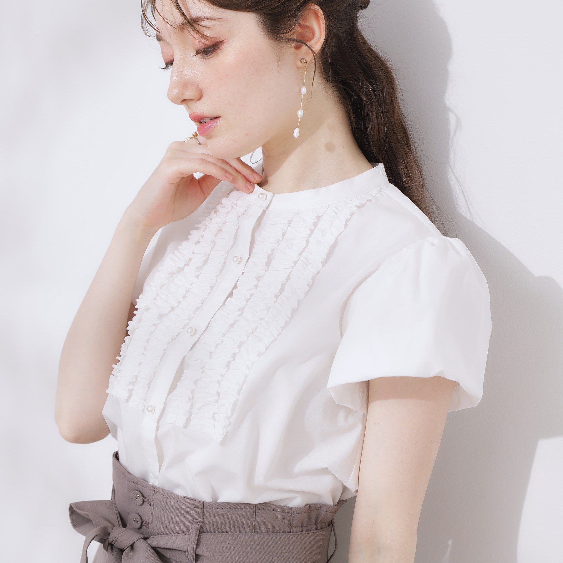 Couture broach「【大人フェミニン・華奢見え・通勤】フロントフリルシャツ」|シャツ・ブラウス|