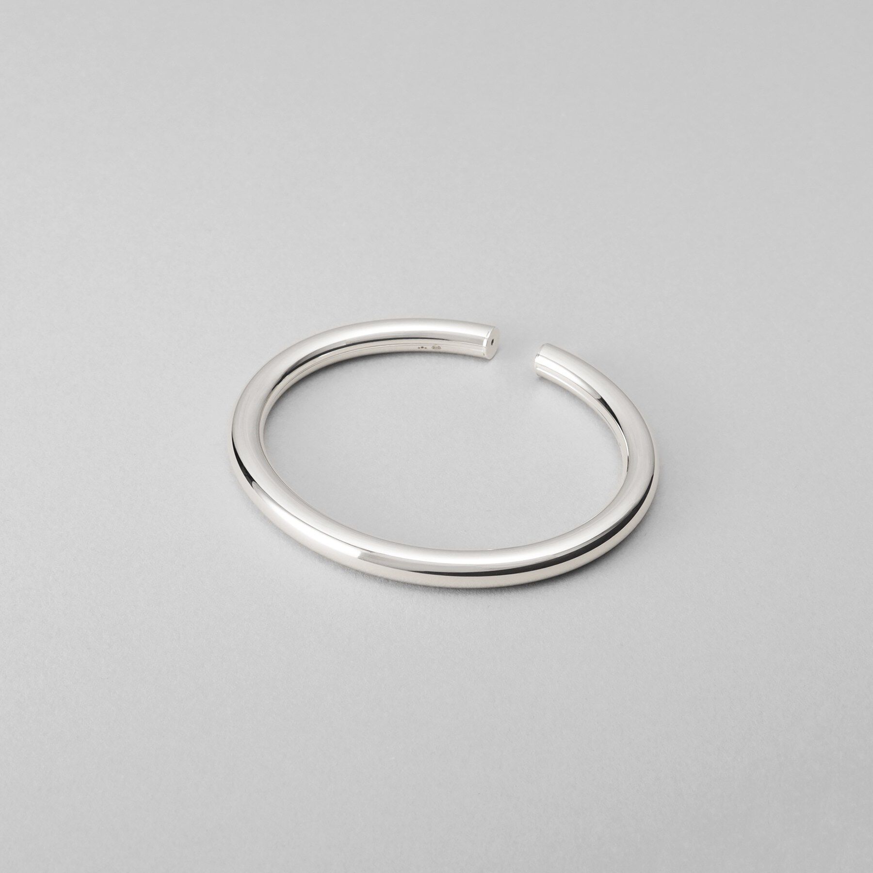 COCOSHNIK ONKITSCH「シルバー ホロウフレキシブルバングルL」|ブレスレット・バングル|シルバー(600)