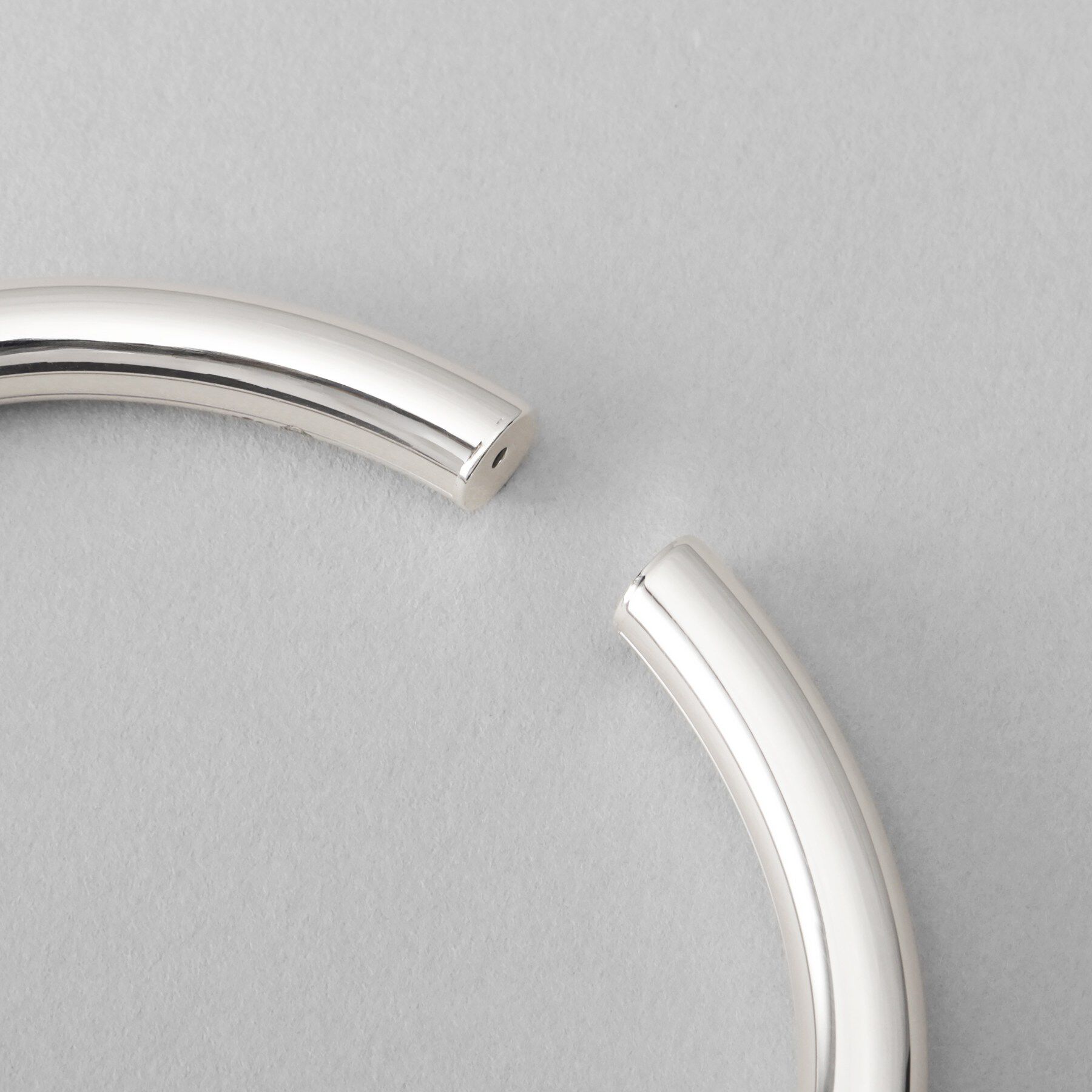 COCOSHNIK ONKITSCH「シルバー ホロウフレキシブルバングルL」|ブレスレット・バングル|