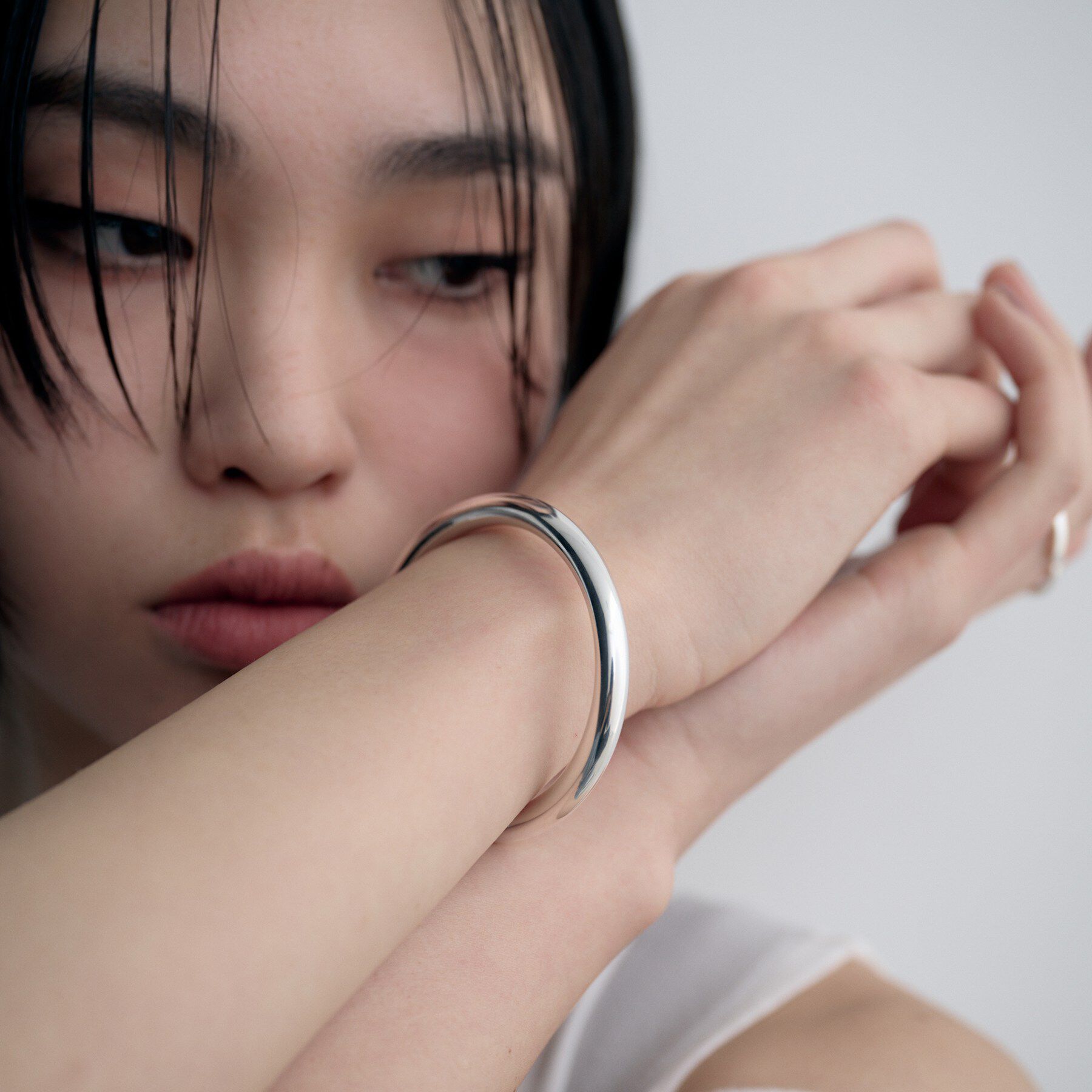 COCOSHNIK ONKITSCH「シルバー ホロウフレキシブルバングルL」|ブレスレット・バングル|