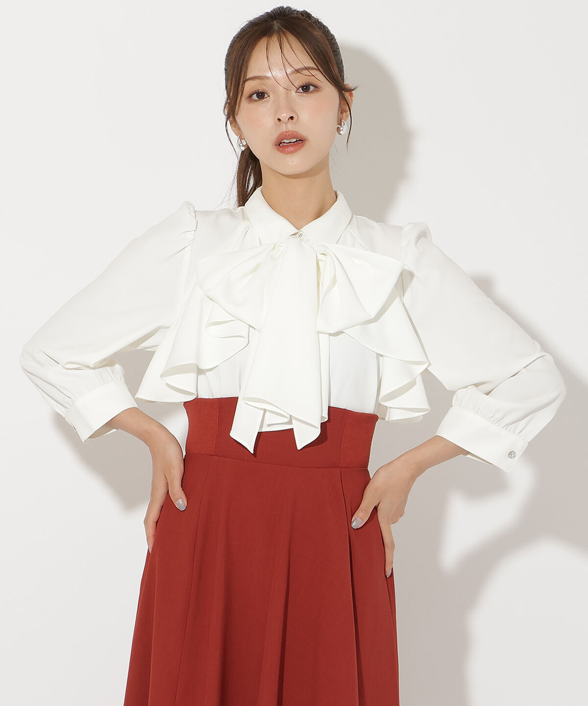 アンドクチュール「ビジューボタンフリルケープブラウス」|シャツ・ブラウス|オフ