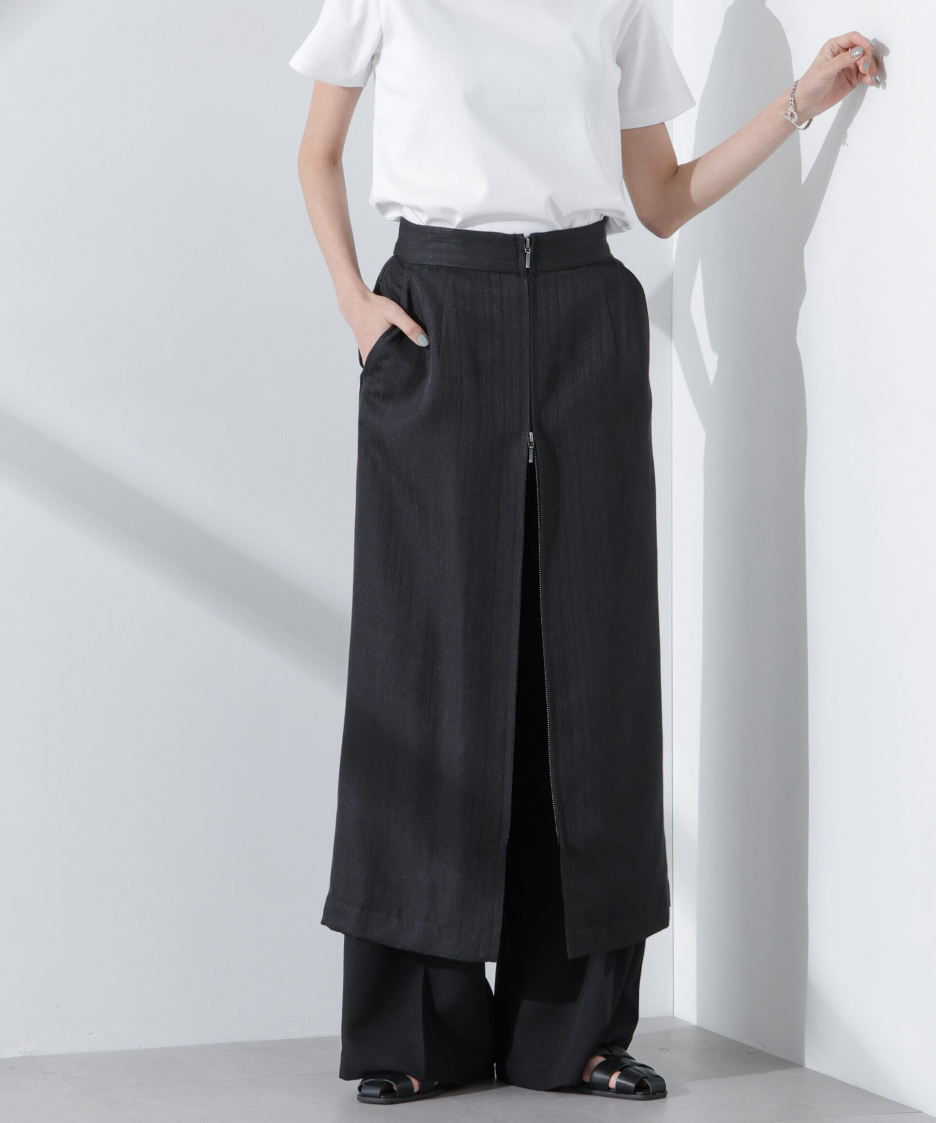 nano･universe「メタリックフロントZIPスリットタイトスカート」|スカート|ブラック