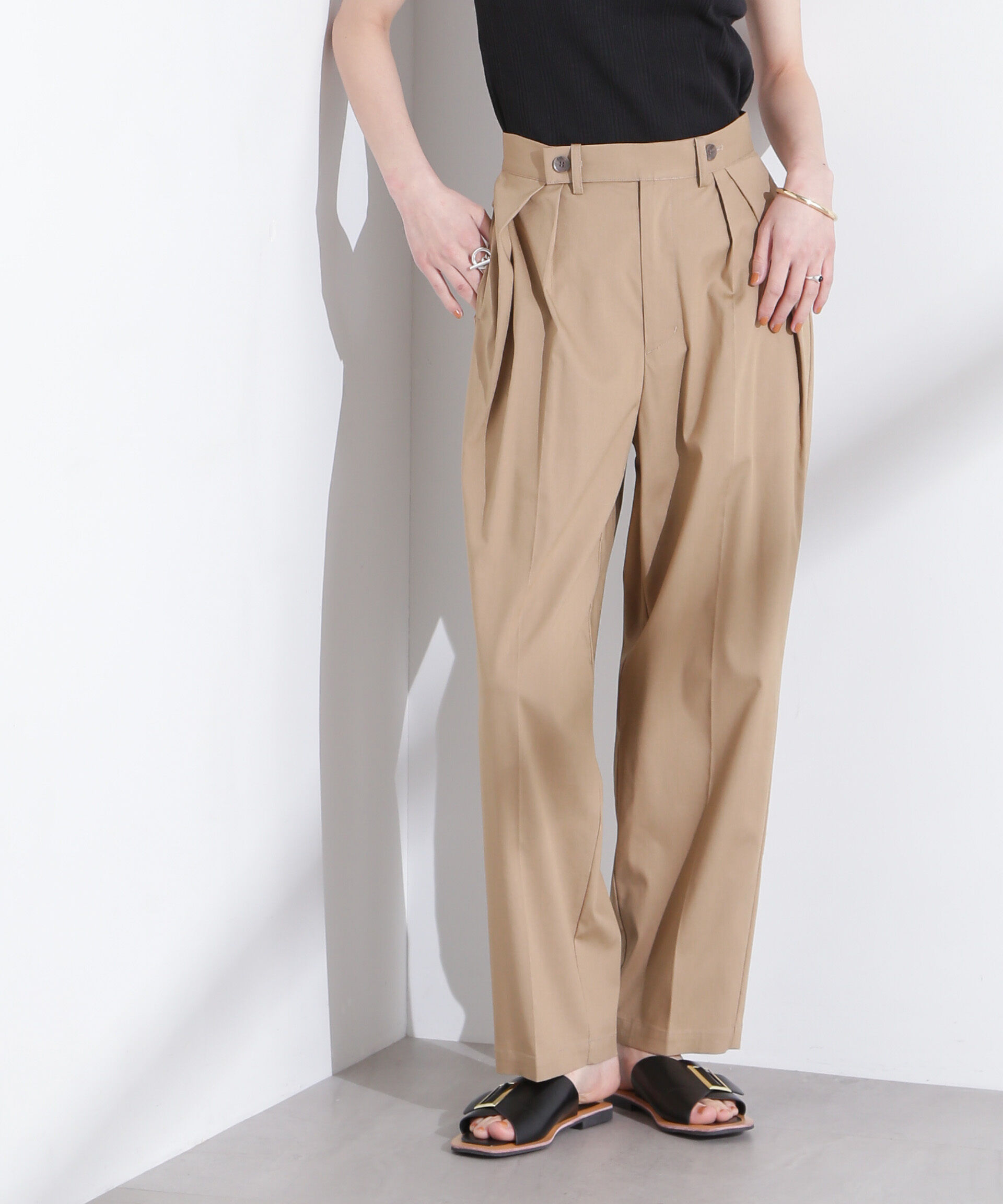 nano･universe「リネンストレッチタックコクーンパンツ」|チノ|ベージュ