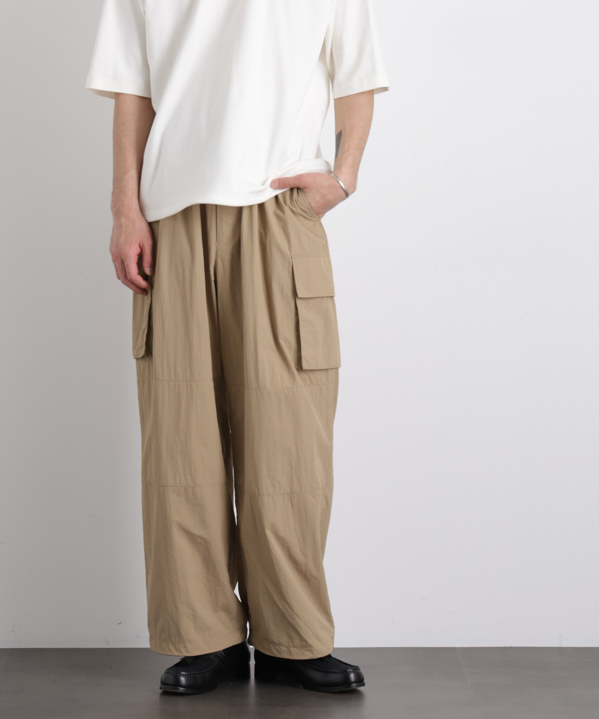nano･universe「ナイロンリラックスカーゴパンツ」|チノ|ベージュ