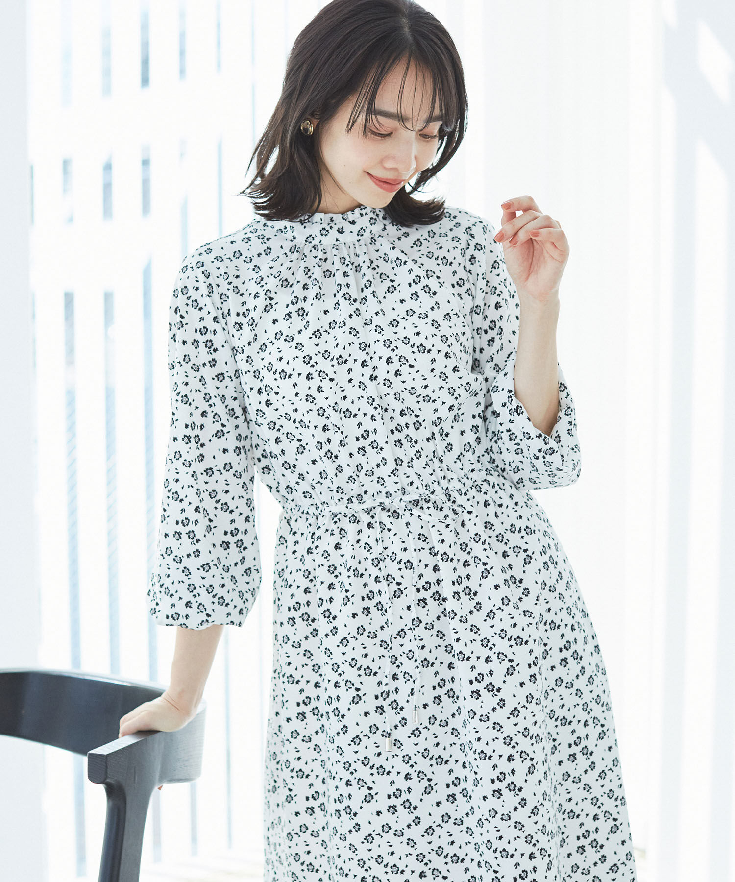 VIS「【一部店舗/WEB限定】【洗える】ハイネックフリルフラワープリントワンピース」|ワンピース|