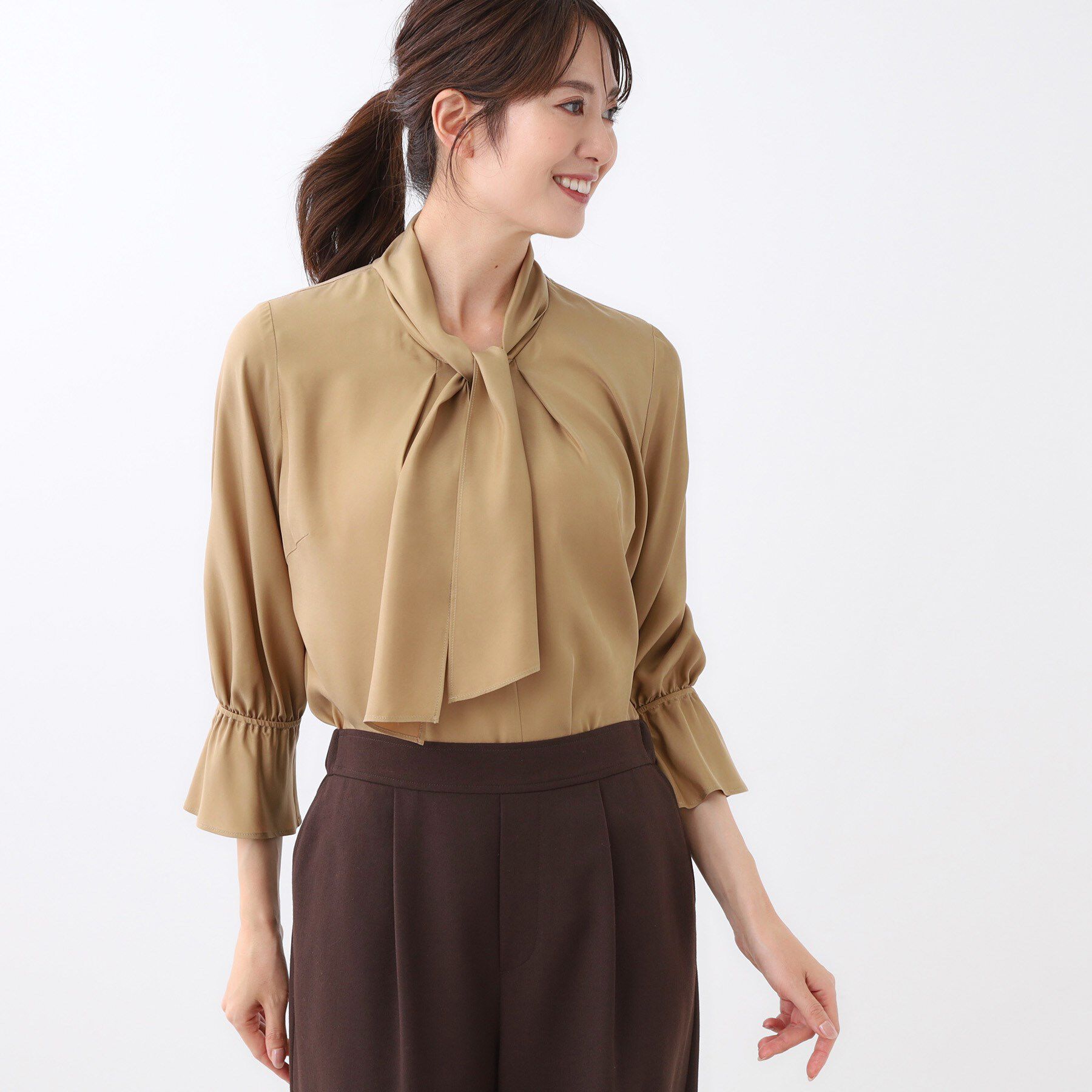 Reflect「【キレイめスタイル／通勤におすすめ◎】ボウタイシャンブレーカラーブラウス」|シャツ・ブラウス|