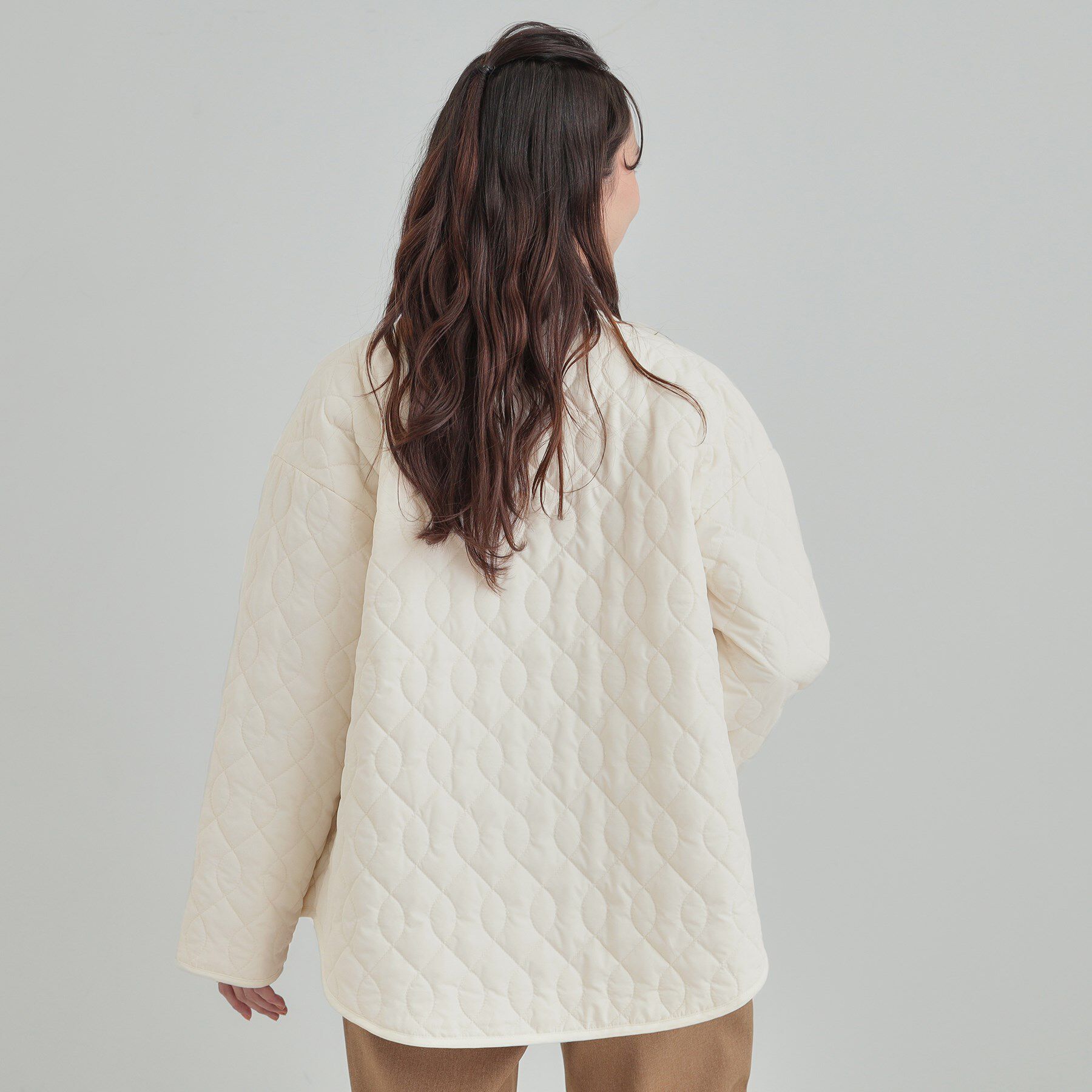 SHOO･LA･RUE「【洗濯機可/S-LL/撥水】ゴールドパーツで女性らしさをプラス 大人が着たい ノーカラーキルトジャケ」|ノーカラージャケット|