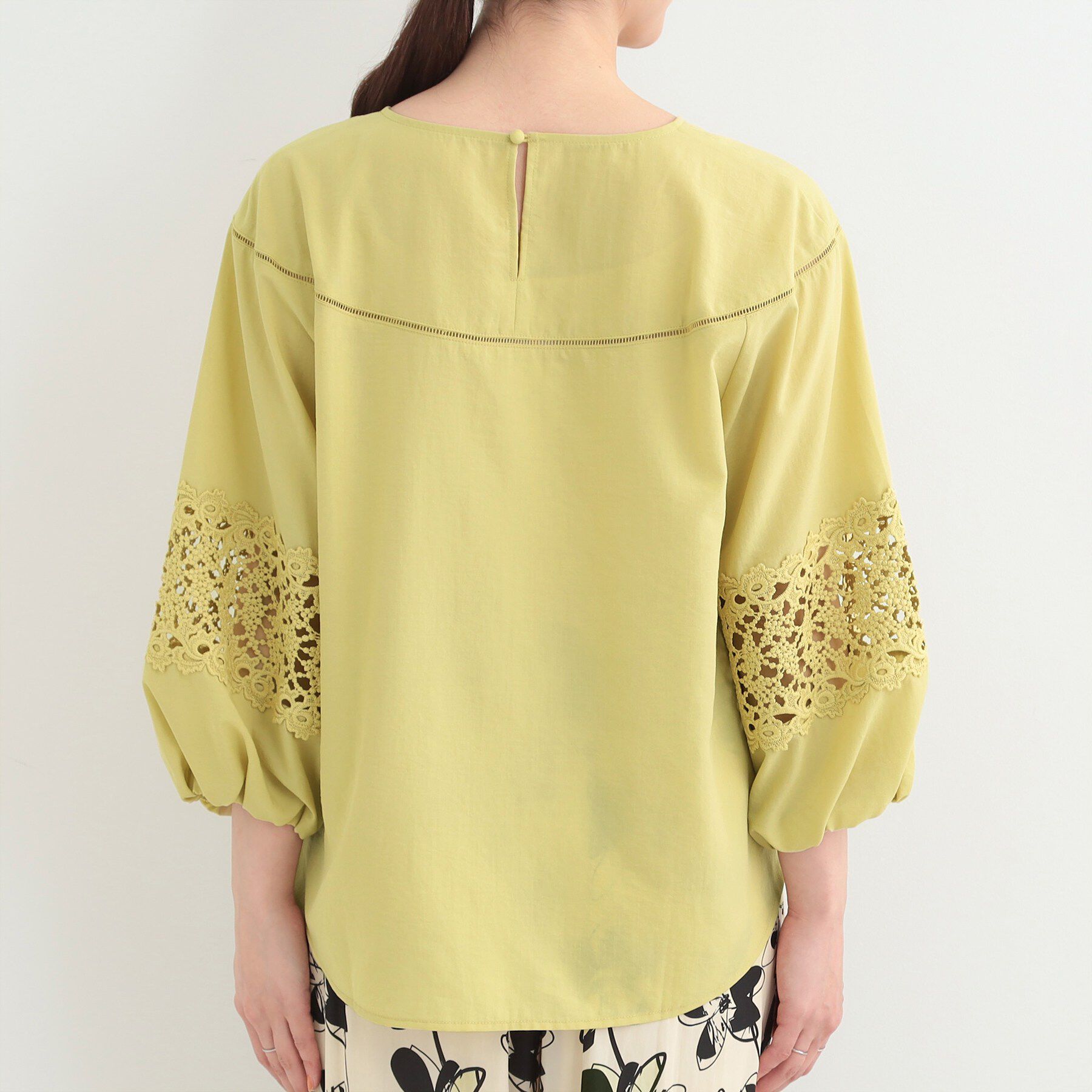 SHOO･LA･RUE「【洗濯機可/S-LL】透かし編み柄が上品な レース切り替えブラウス」|シャツ・ブラウス|