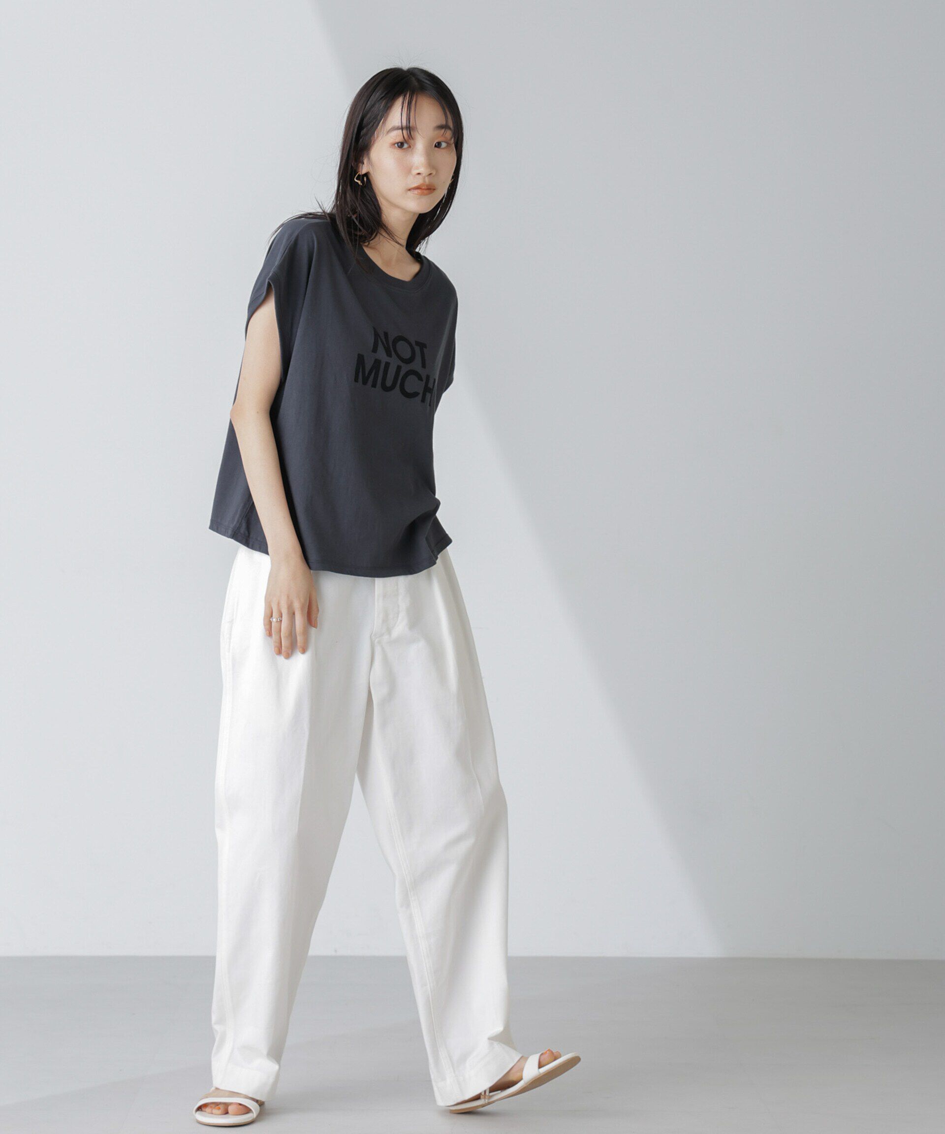 nano･universe「フロッキーロゴノースリーブクロップドトップス」|Tシャツ・カットソー|