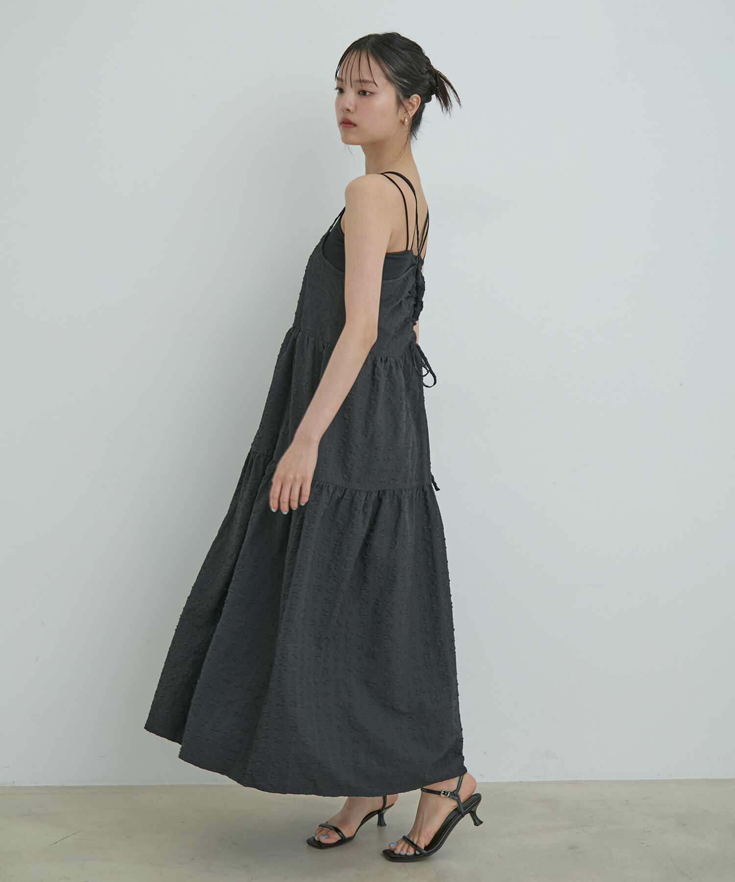 VIS「【洗える】ぽこぽこチェック柄ティアードキャミワンピース」|ワンピース|