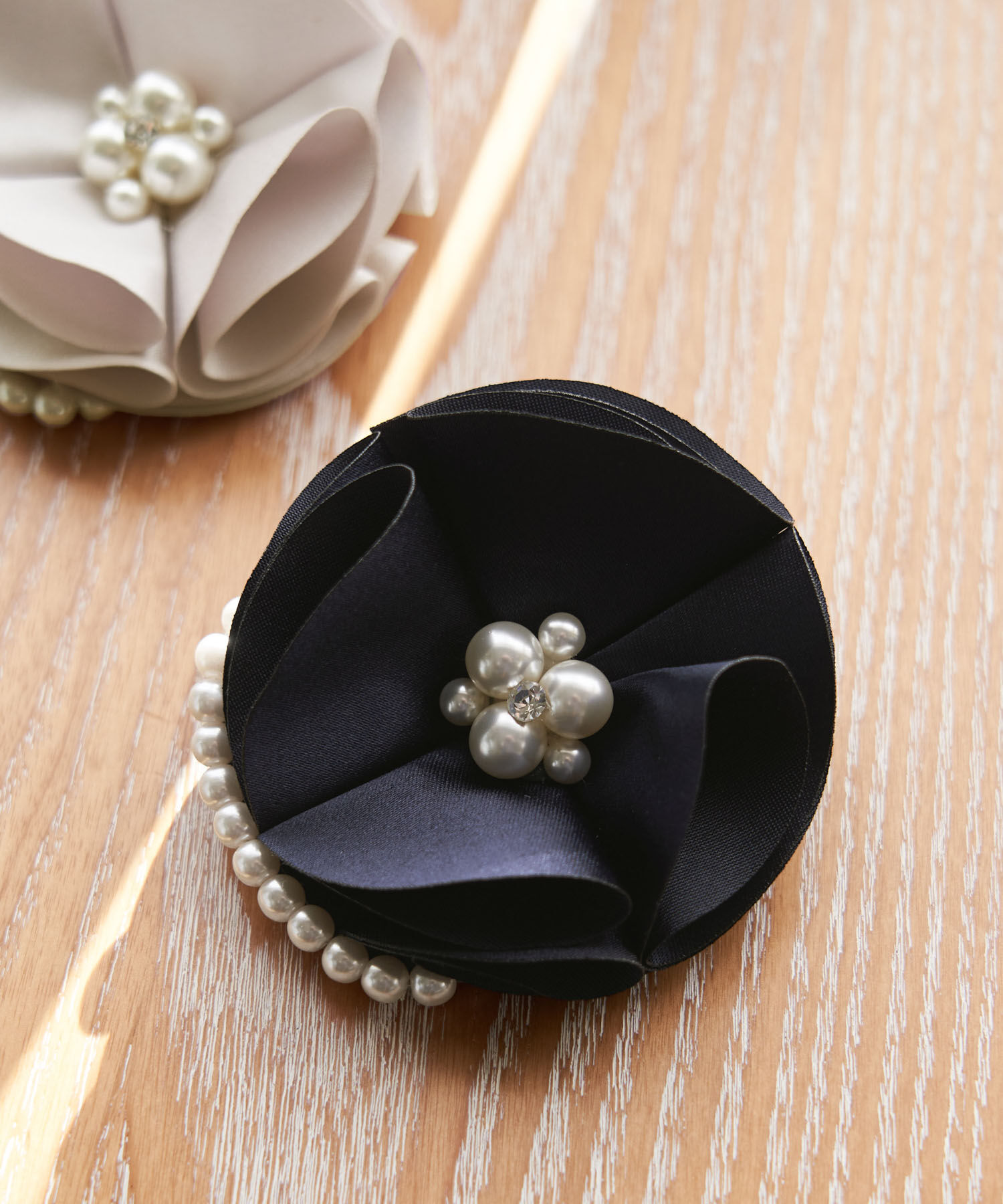 ROPE PICNIC PASSAGE「サテンフラワーパールコサージュ」|ブローチ・コサージュ|ネイビー(40)