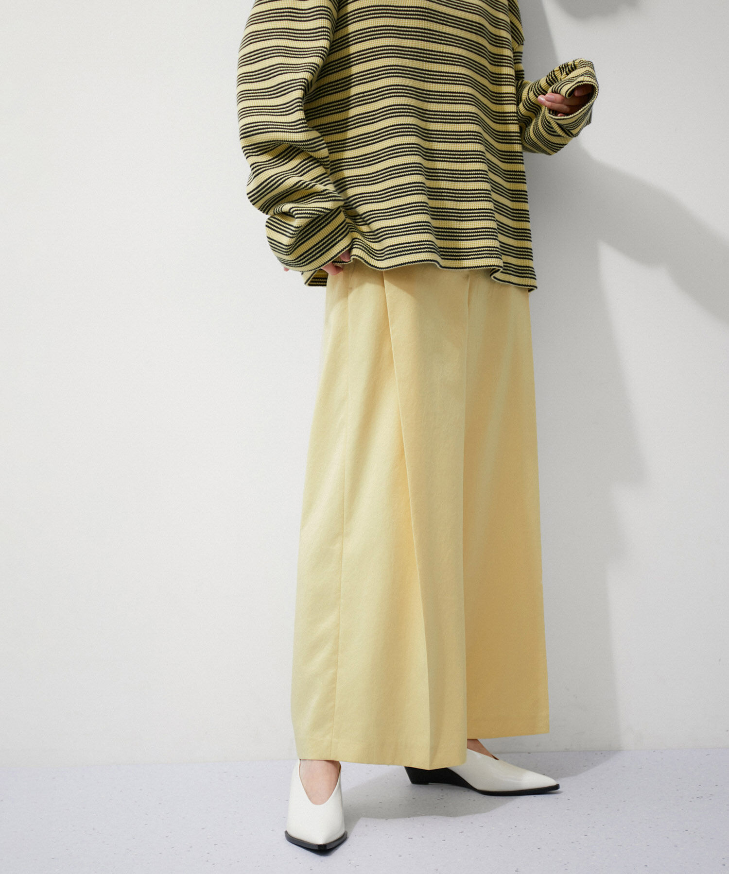 ADAM ET ROPE'「【環境配慮】ビンテージサテンサイドタックパンツ」|その他|イエロー(80)