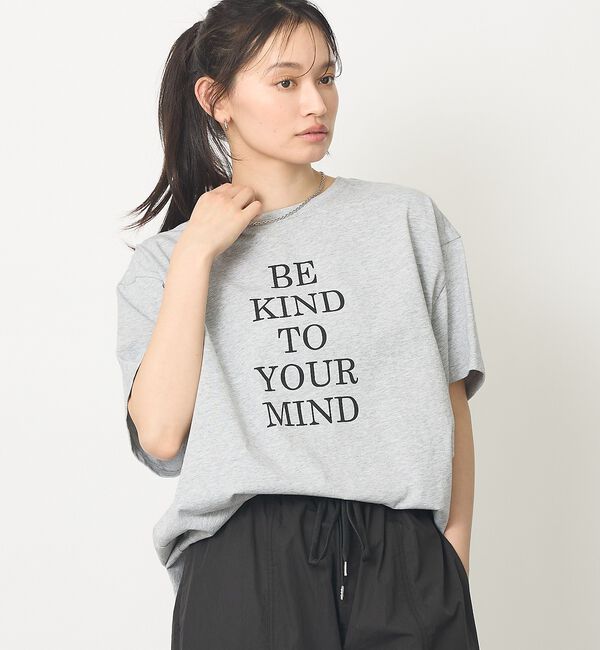 abahouse mavie「【裾タック】ロゴタックTシャツ/半袖/大人カジュアル/体型カバー【予約】」|Tシャツ・カットソー|