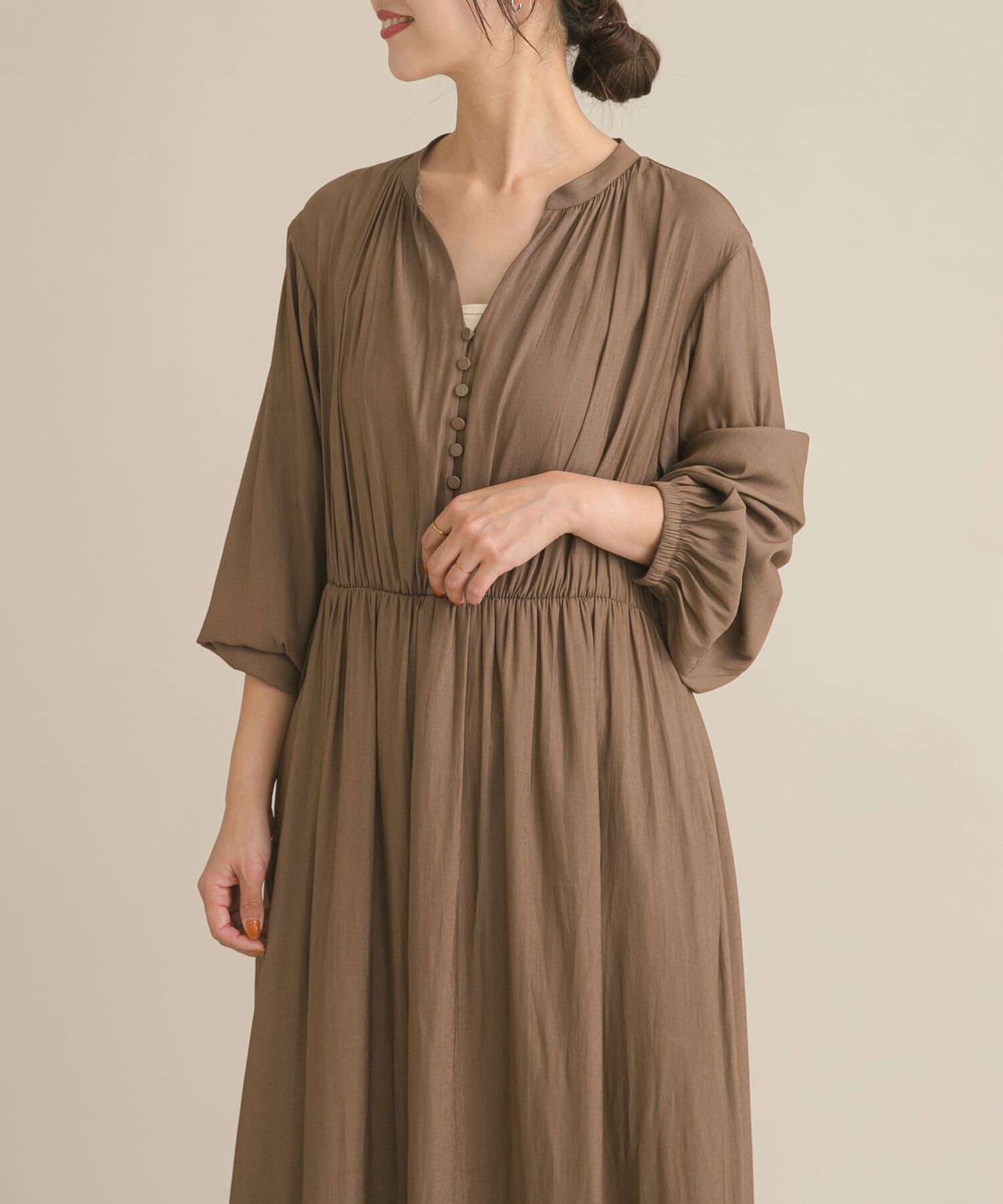 URBAN RESEARCH DOORS「『スタッフ企画』切替ギャザーフレアワンピース」|ワンピース|