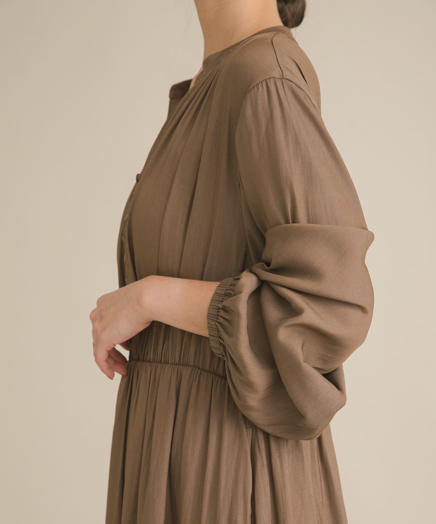 URBAN RESEARCH DOORS「『スタッフ企画』切替ギャザーフレアワンピース」|ワンピース|