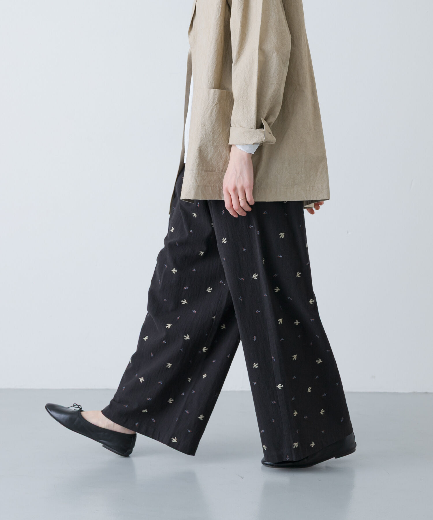 かぐれ「ツバメ刺繍イージーパンツ」|その他|