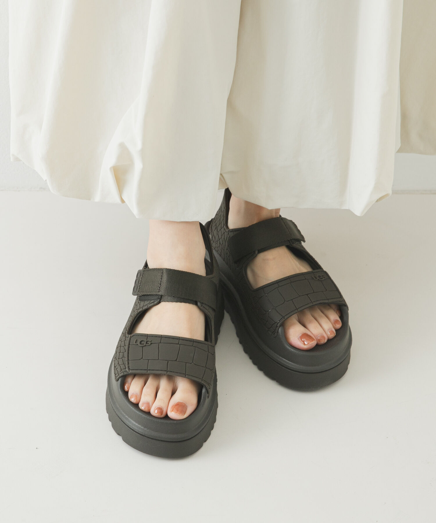 URBAN RESEARCH「UGG　W GOLDENGLOW EMBOSSED」|サンダル|