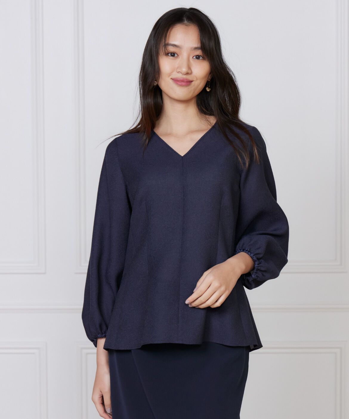 INED「《大きいサイズ》Vネックブラウス」|シャツ・ブラウス|ネイビー