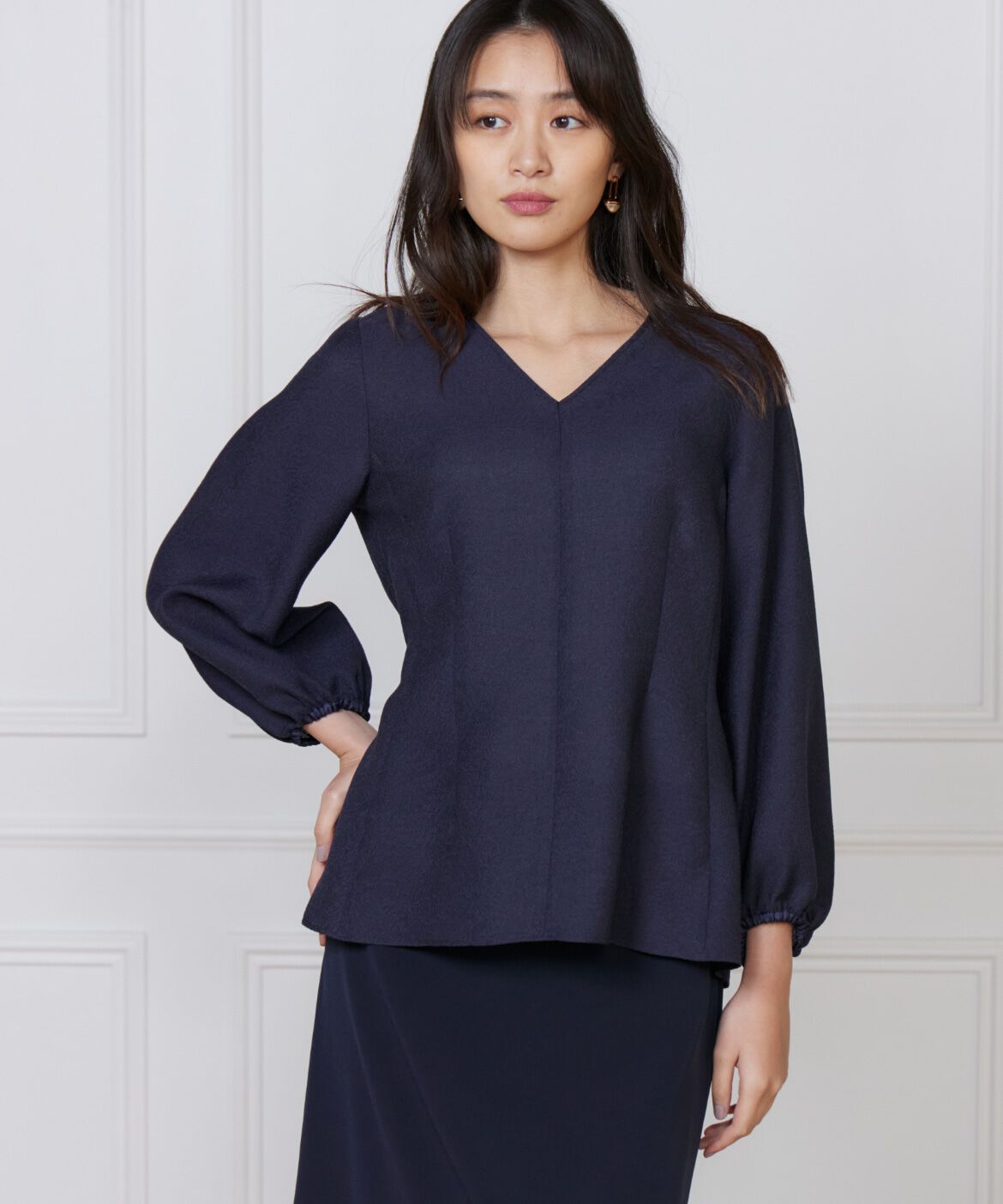 INED「《大きいサイズ》Vネックブラウス」|シャツ・ブラウス|