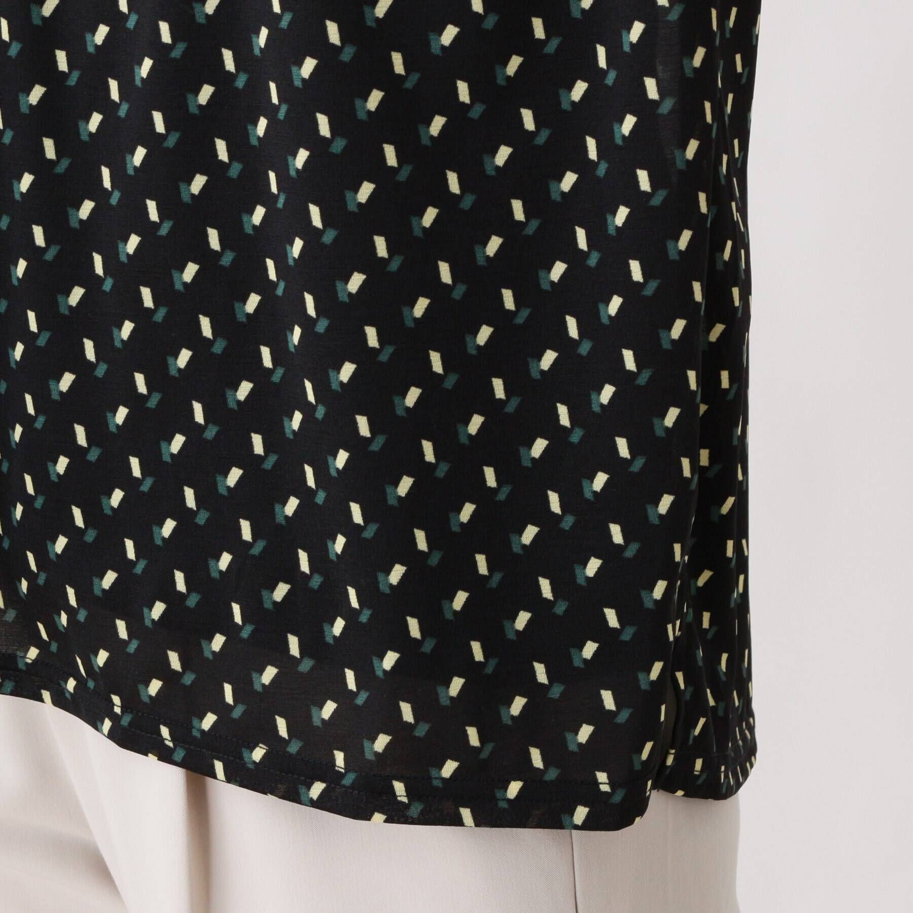 grove「【WEB限定サイズあり】洗えるインナー付き幾何ドット半袖プルオーバー」|シャツ・ブラウス|