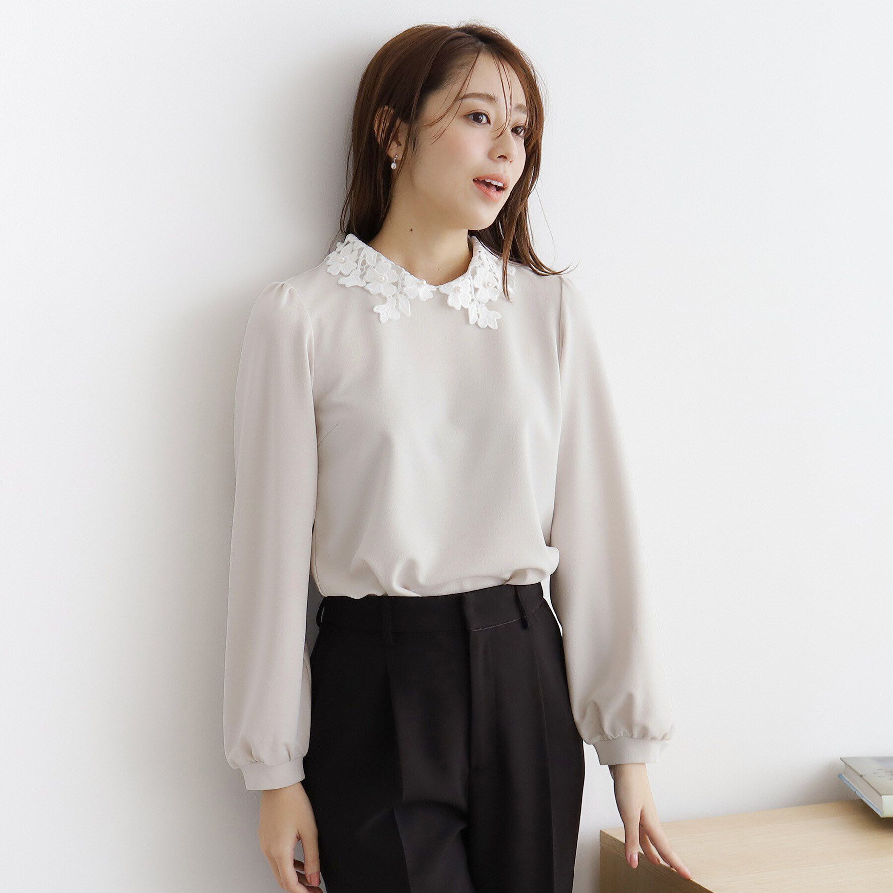 index「衿取り外し２WAY フラワーカラートップス【洗濯機洗い可/ストレッチ】」|シャツ・ブラウス|グレージュ(050)