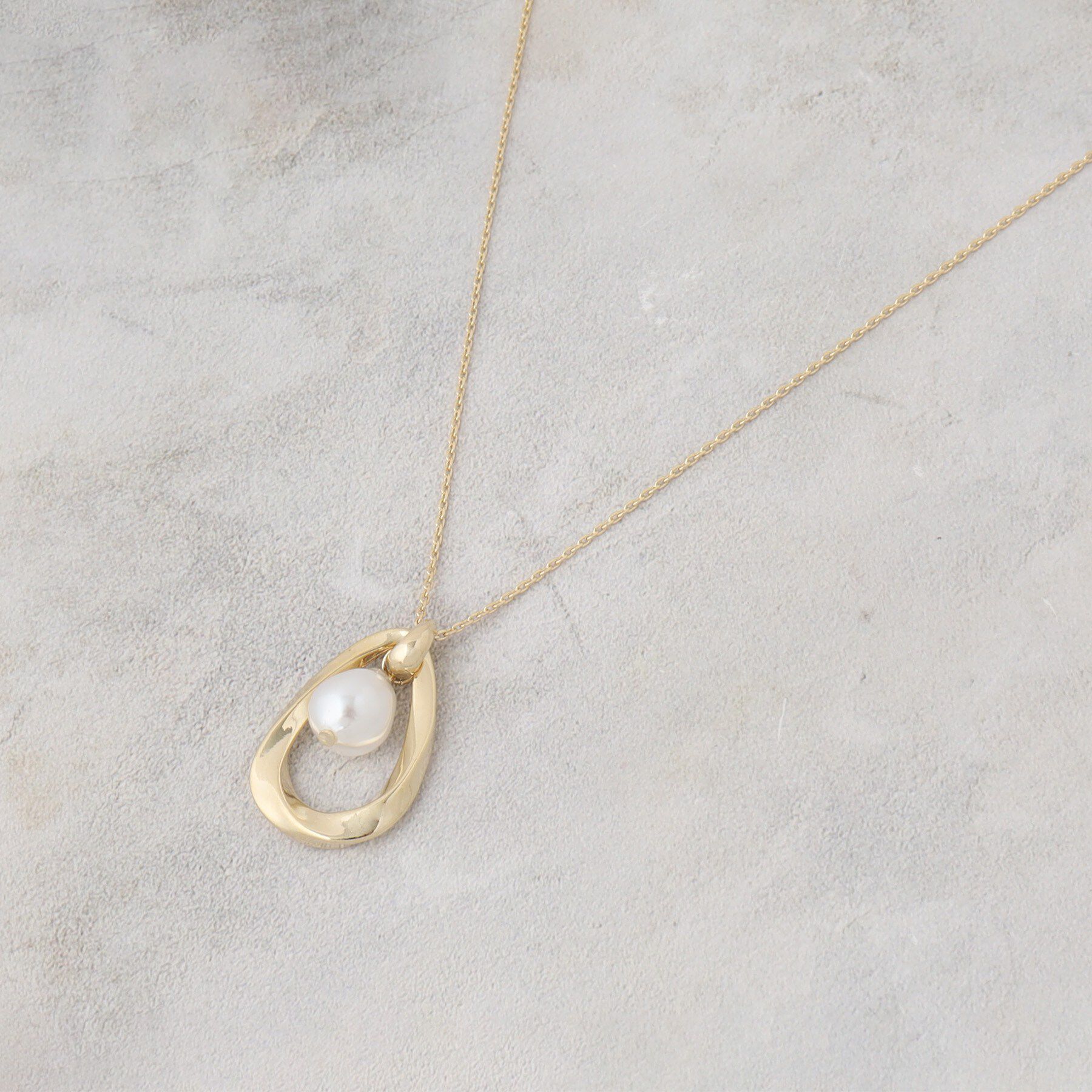 OPAQUE.CLIP「大ぶりメタルしずく&times;フェイクパール ネックレス」|ネックレス|