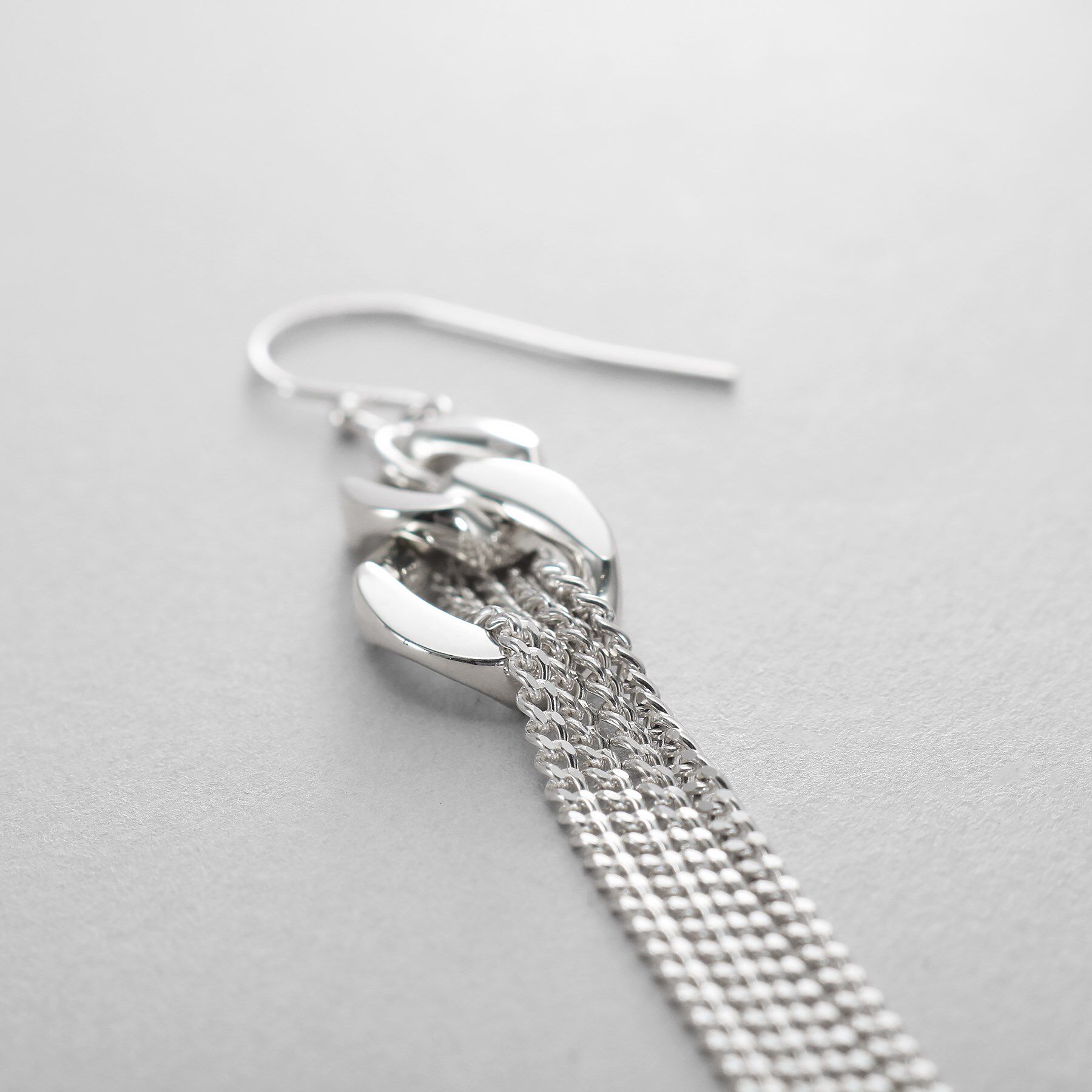 COCOSHNIK ONKITSCH「シルバー カーブチェーンモチーフフリンジピアス」|ピアス|