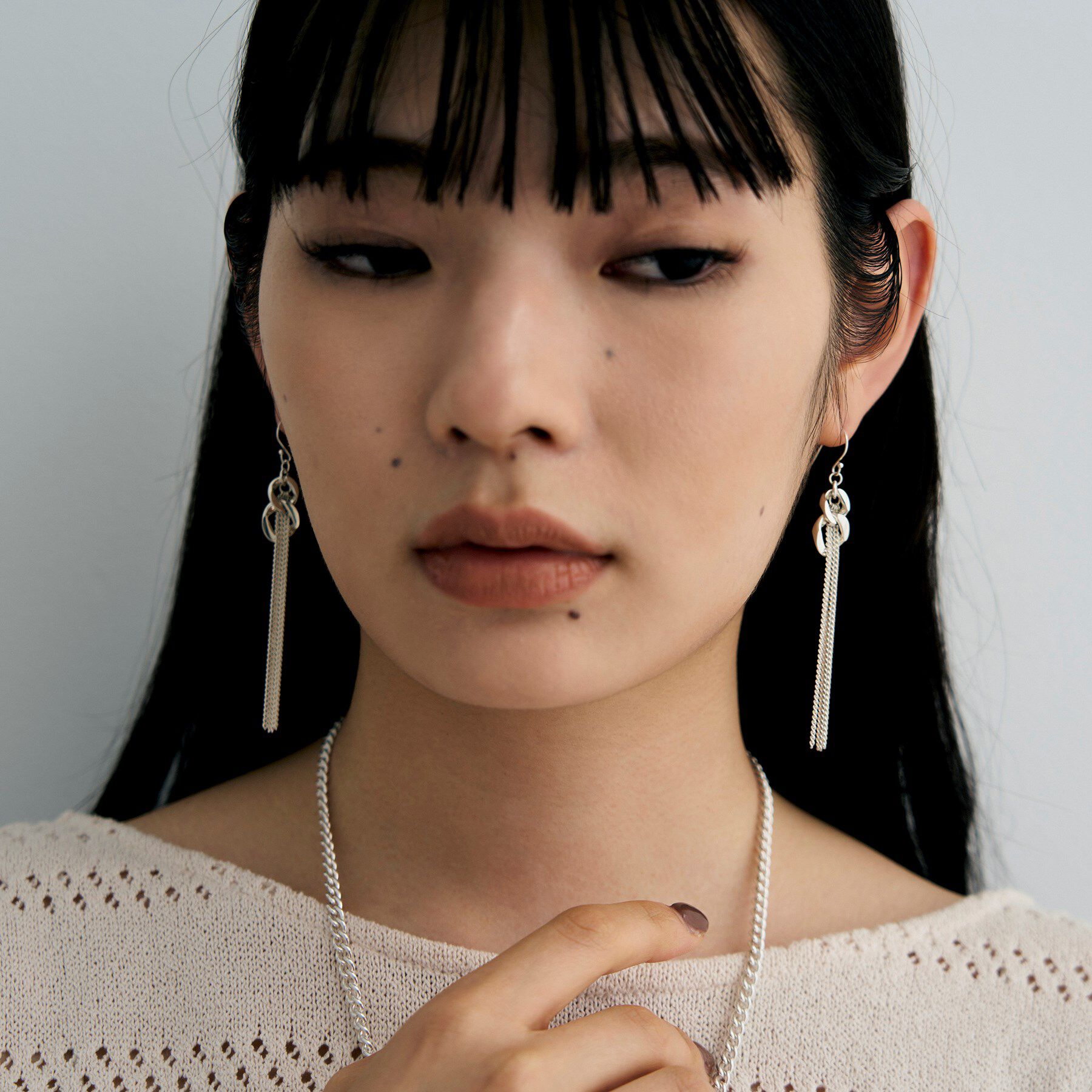 COCOSHNIK ONKITSCH「シルバー カーブチェーンモチーフフリンジピアス」|ピアス|
