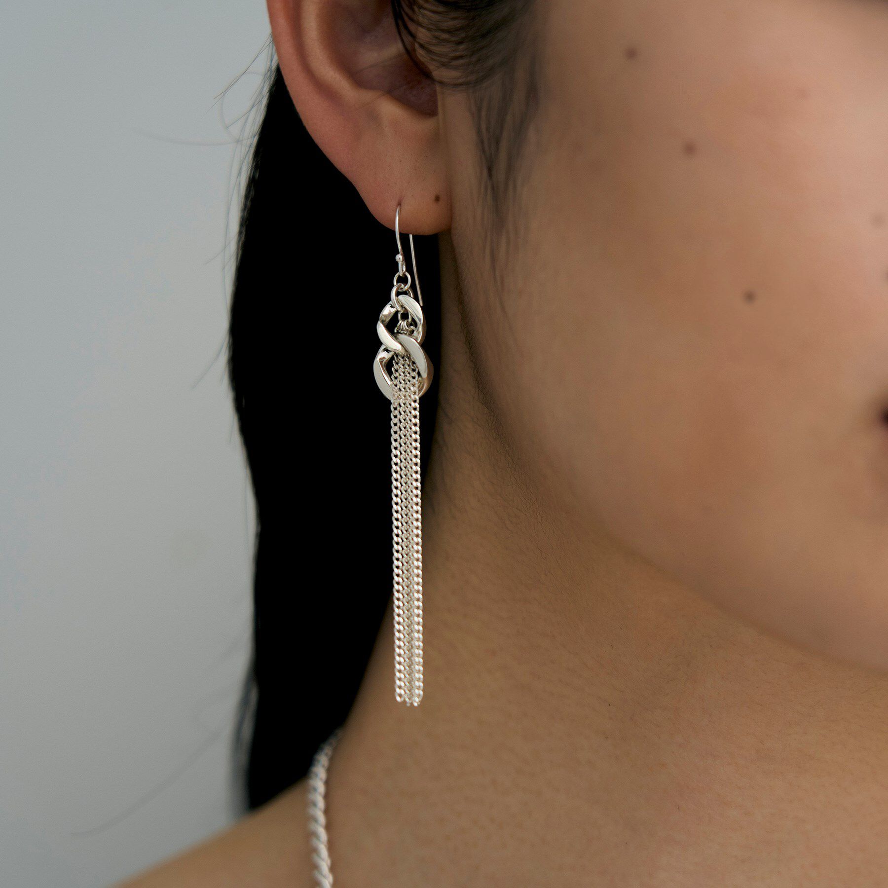 COCOSHNIK ONKITSCH「シルバー カーブチェーンモチーフフリンジピアス」|ピアス|