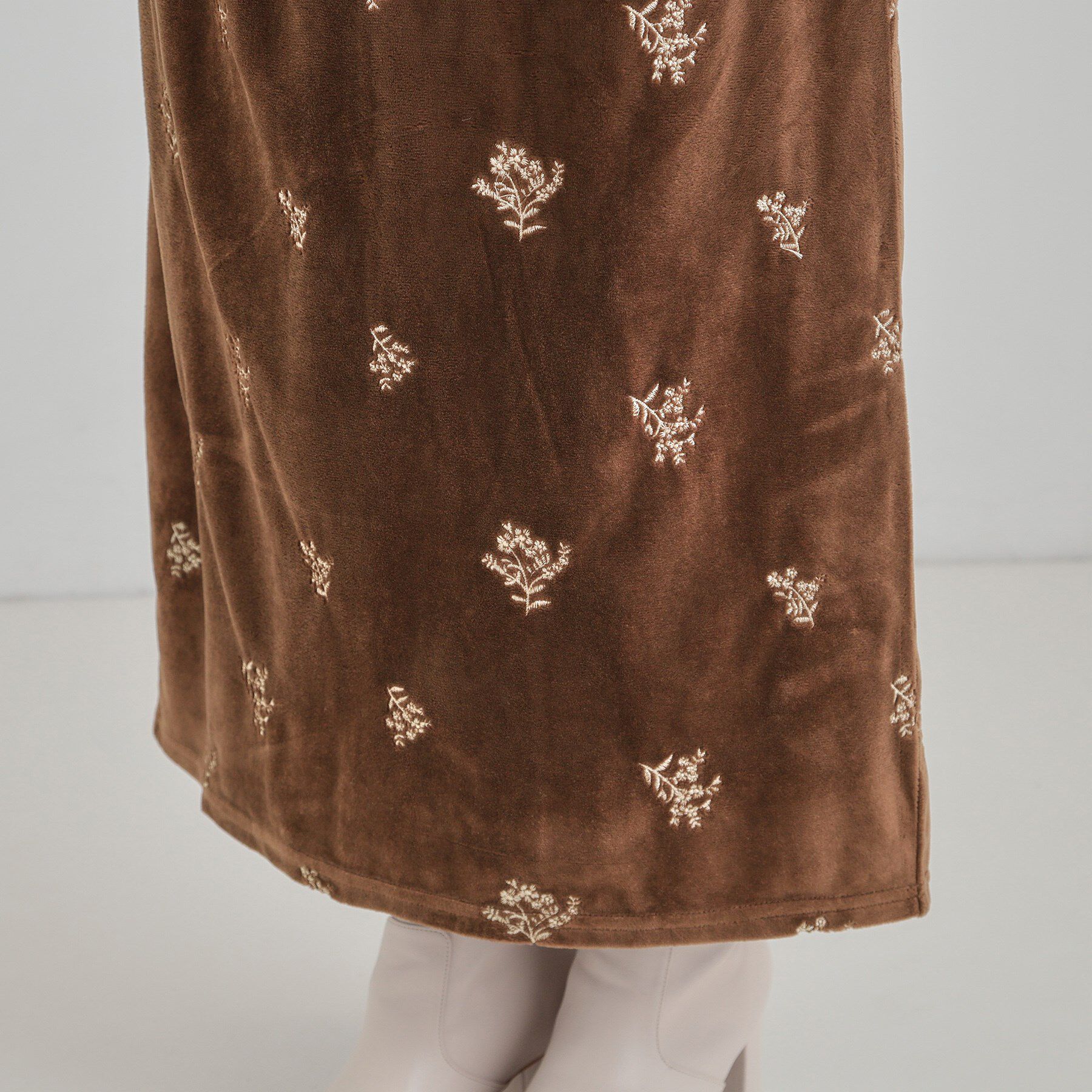 SHOO･LA･RUE「大人な小花柄が魅力の 刺繍ベロア調ナロースカート」|スカート|