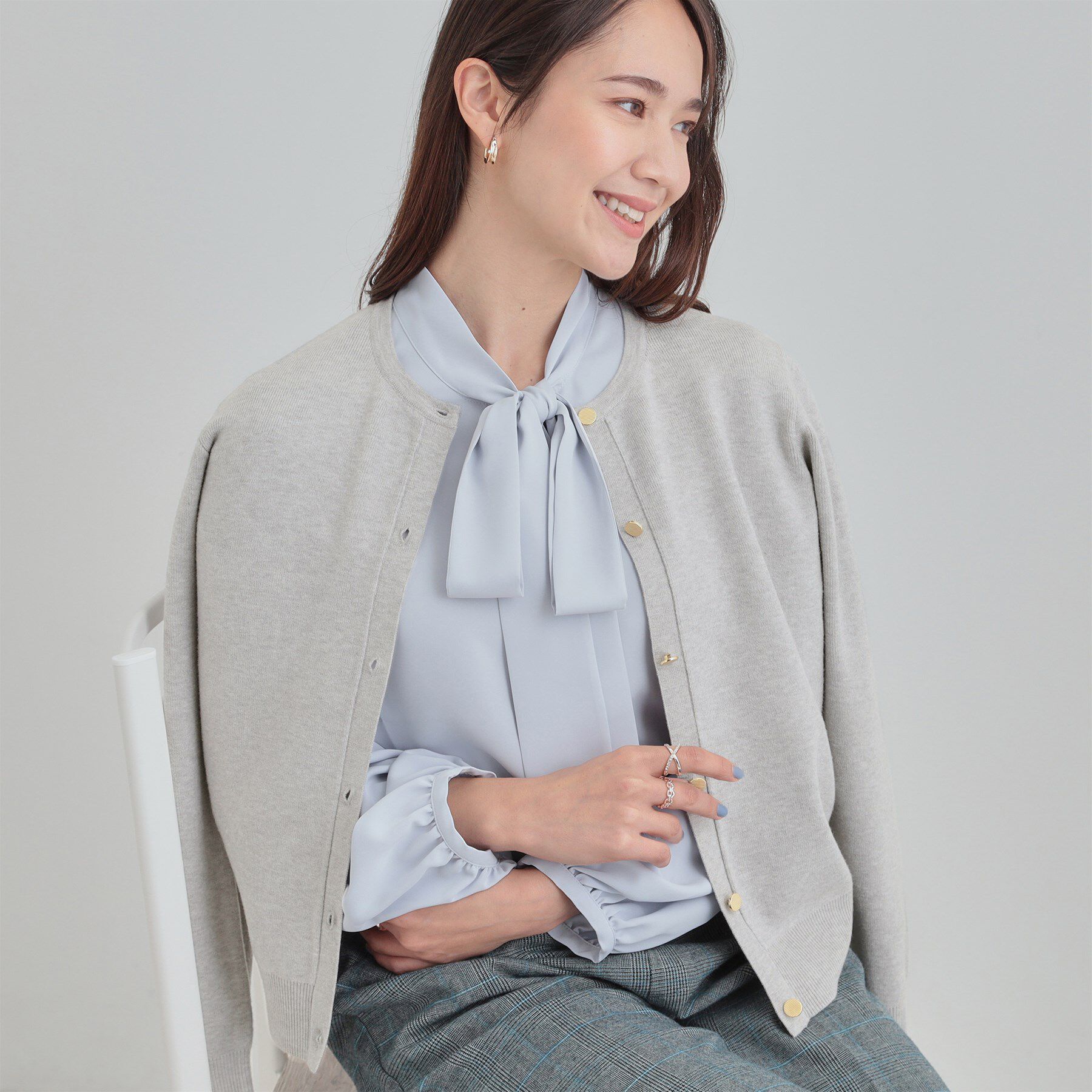 SHOO･LA･RUE「【洗濯機可/S-LL】上品な金ボタン もちっとやわらか クルーネックカーディガン」|カーディガン|グレー(012)