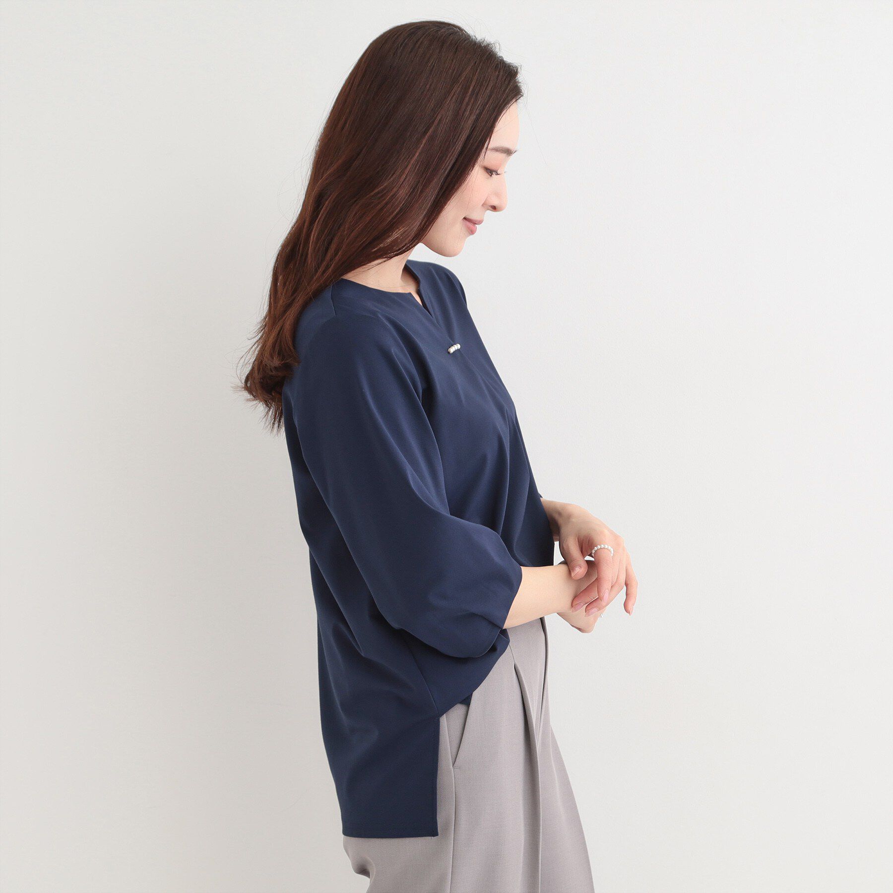 SHOO･LA･RUE「【多機能】パール調付きカットブラウス」|シャツ・ブラウス|