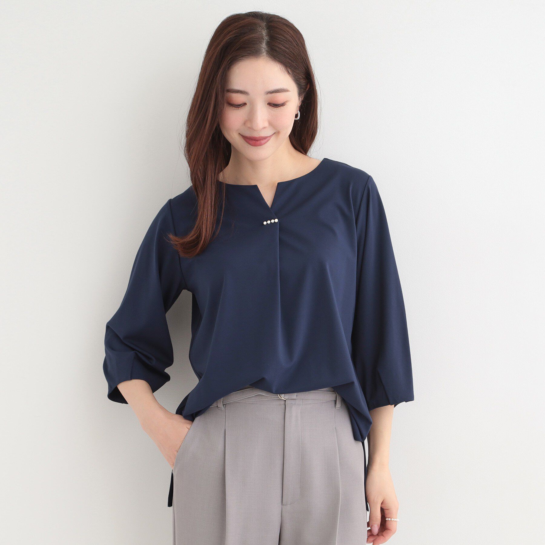 SHOO･LA･RUE「【多機能】パール調付きカットブラウス」|シャツ・ブラウス|