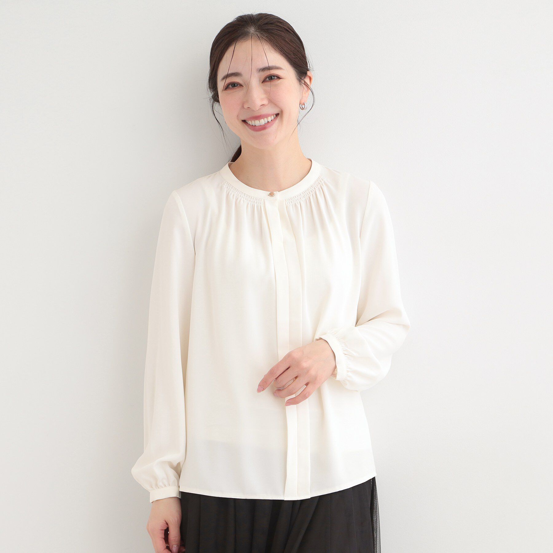 SHOO･LA･RUE「【多機能】メタルボタンがアクセント ふんわりギャザーブラウス」|シャツ・ブラウス|