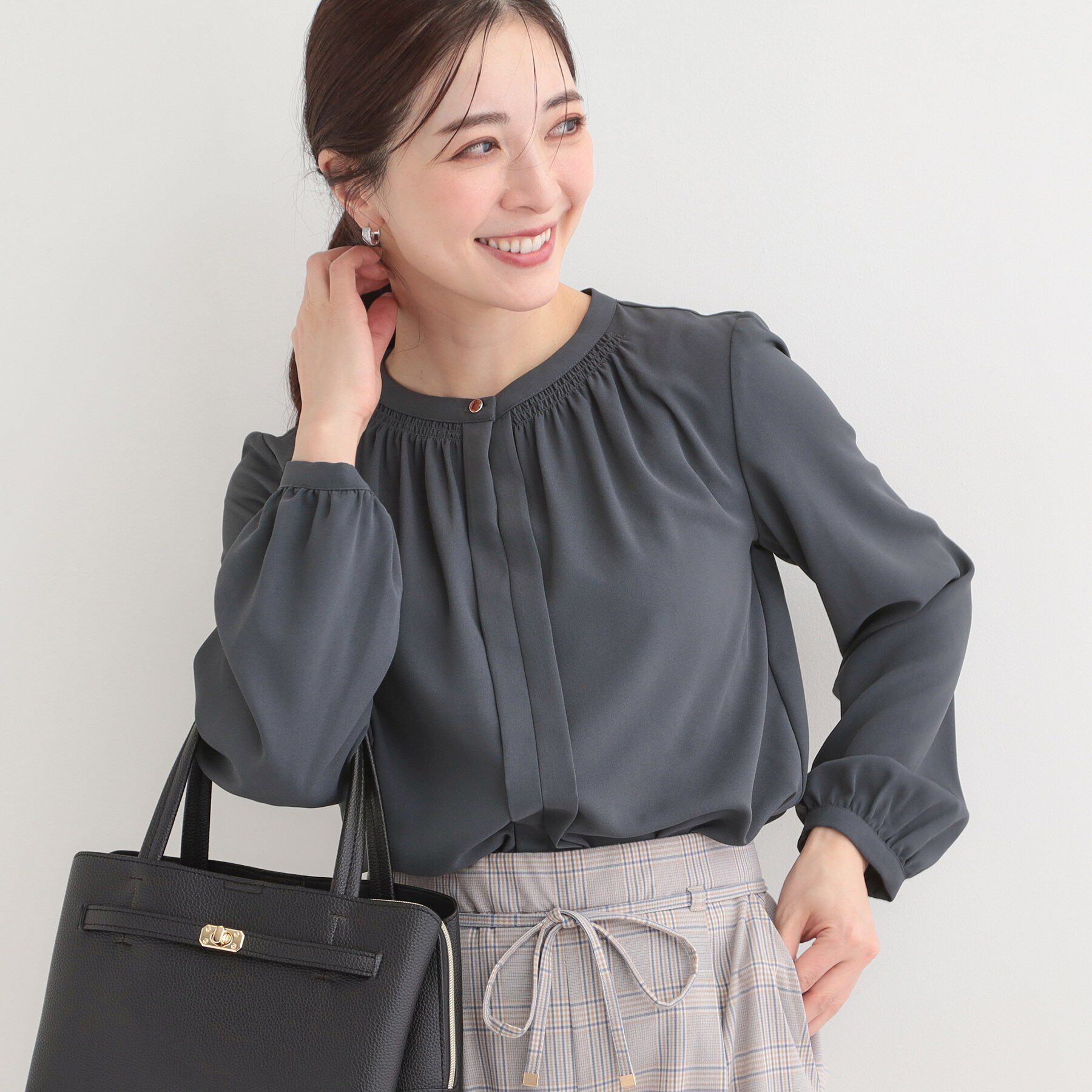 SHOO･LA･RUE「【多機能】メタルボタンがアクセント ふんわりギャザーブラウス」|シャツ・ブラウス|ネイビー(094)