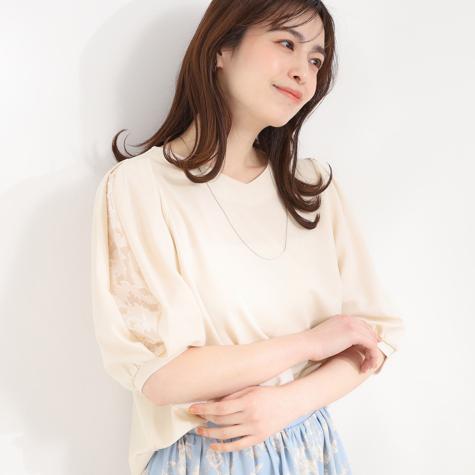 SHOO･LA･RUE「【ストレッチ】カットジョーゼット スリットレーススリーブトップス」|Tシャツ・カットソー|ライトベージュ(05