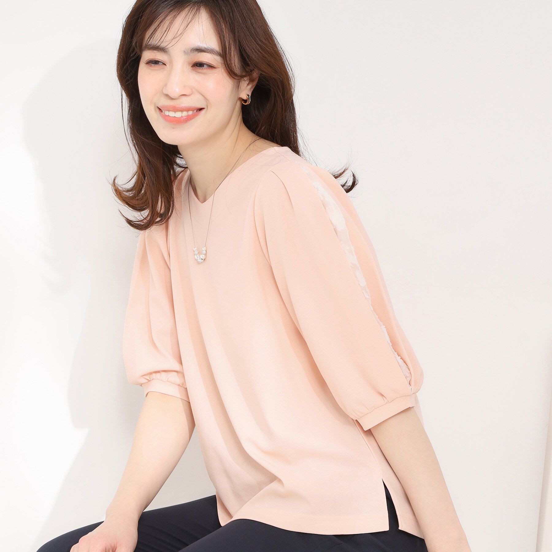 SHOO･LA･RUE「【ストレッチ】カットジョーゼット スリットレーススリーブトップス」|Tシャツ・カットソー|ライトピンク(070