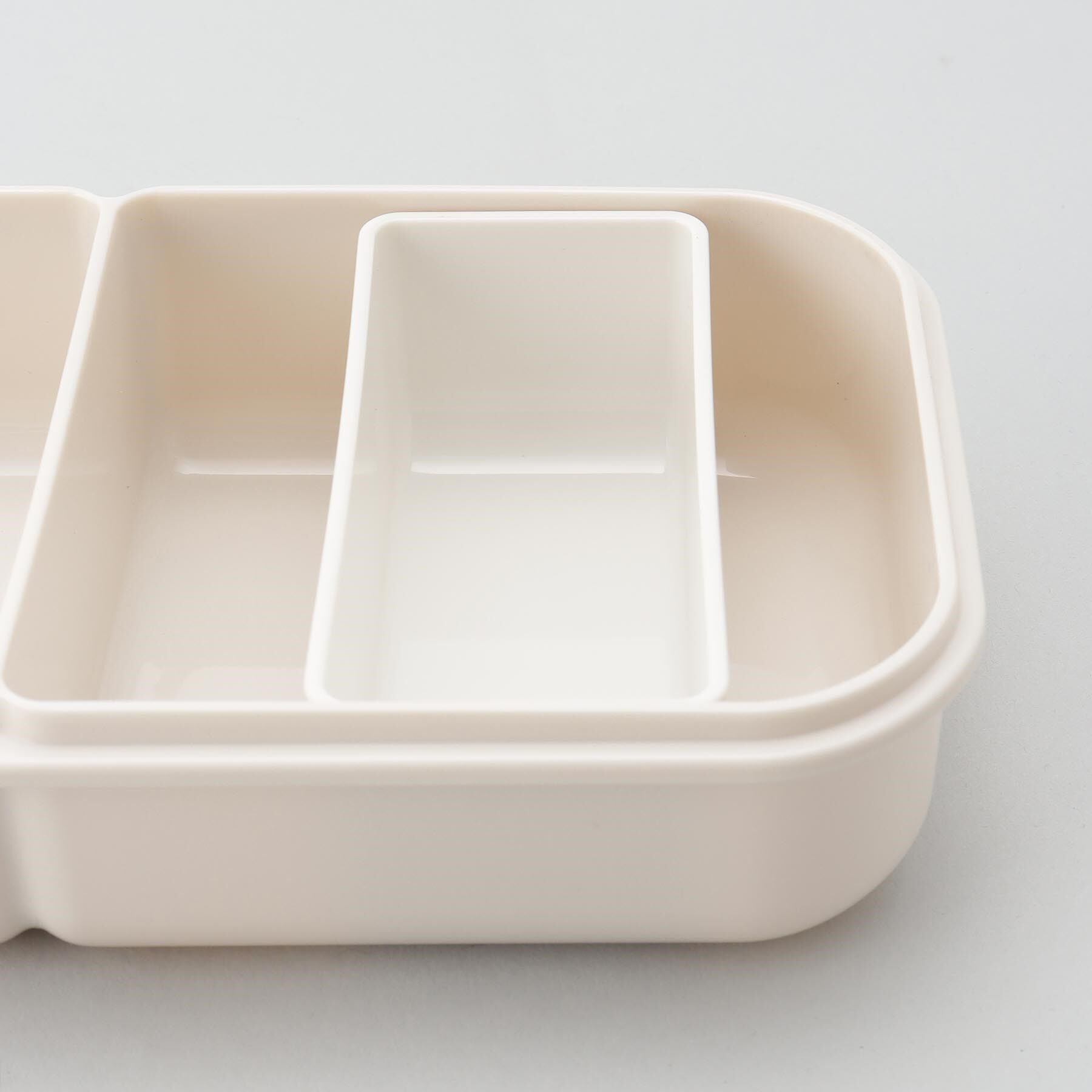 212 KITCHEN STORE「CCP 汁漏れしにくいスリムランチボックス エクリュ」|食器・キッチングッズ|