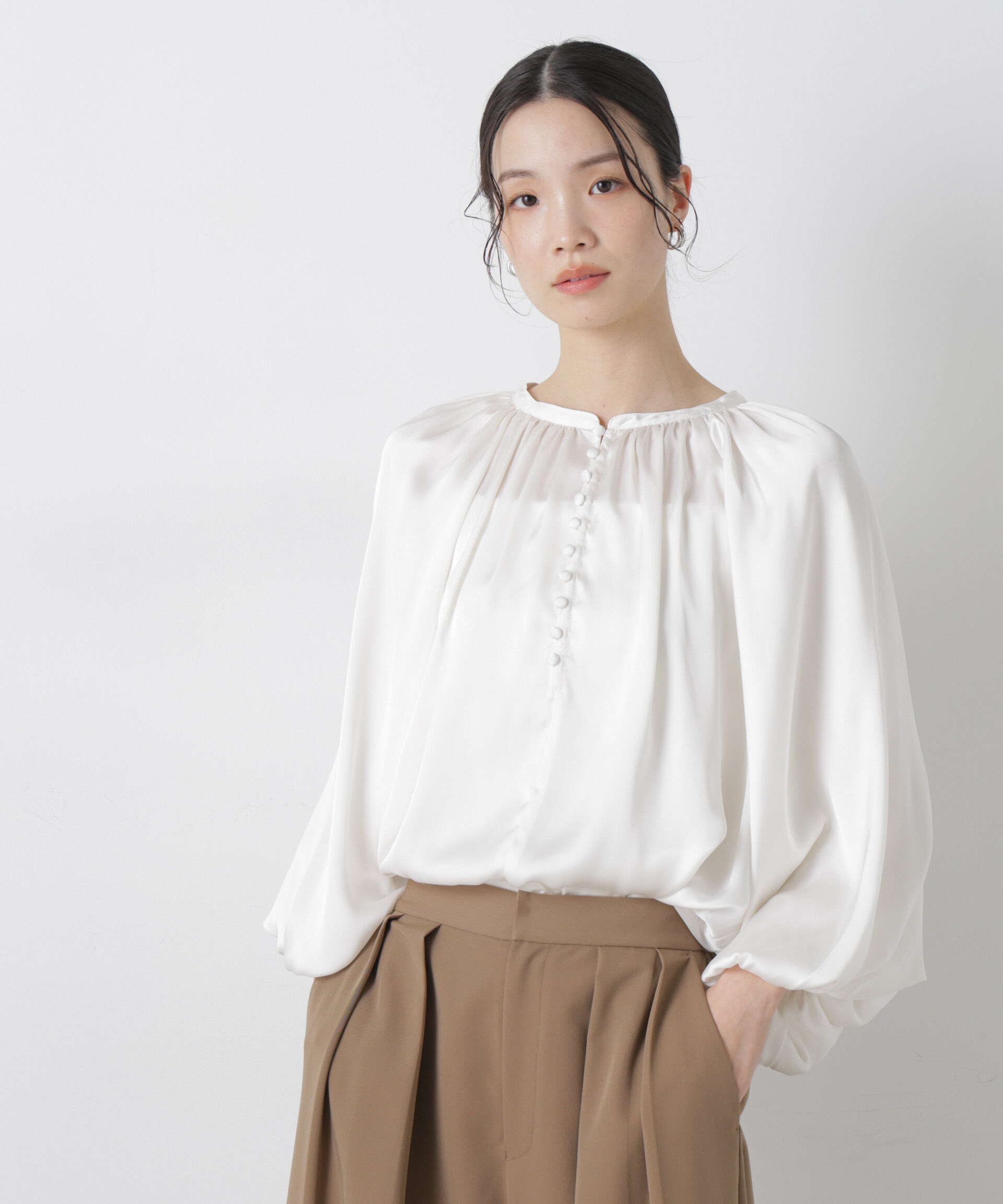 nano･universe「前後2wayサテンボリュームスリーブブラウス」|シャツ・ブラウス|