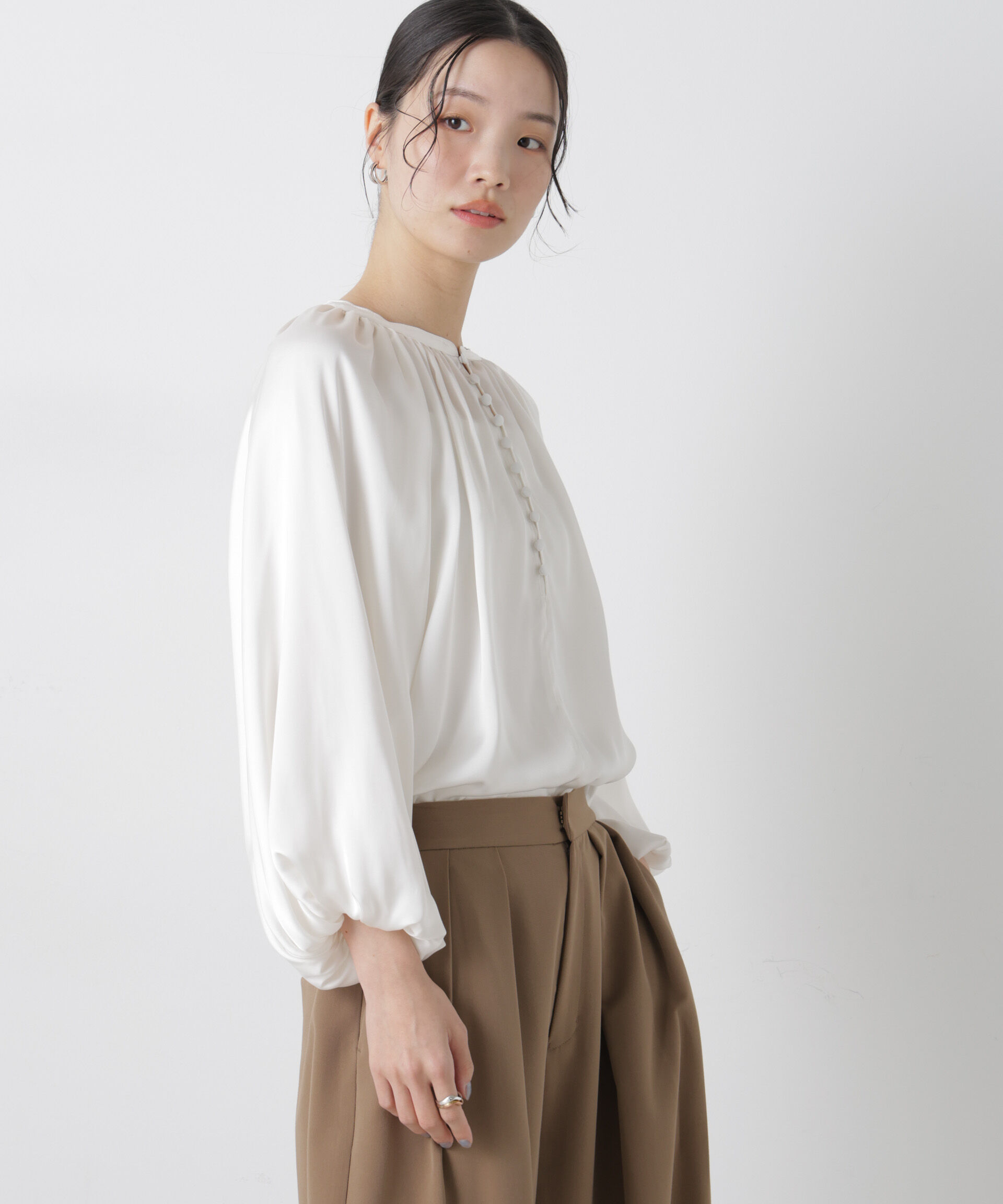 nano･universe「前後2wayサテンボリュームスリーブブラウス」|シャツ・ブラウス|