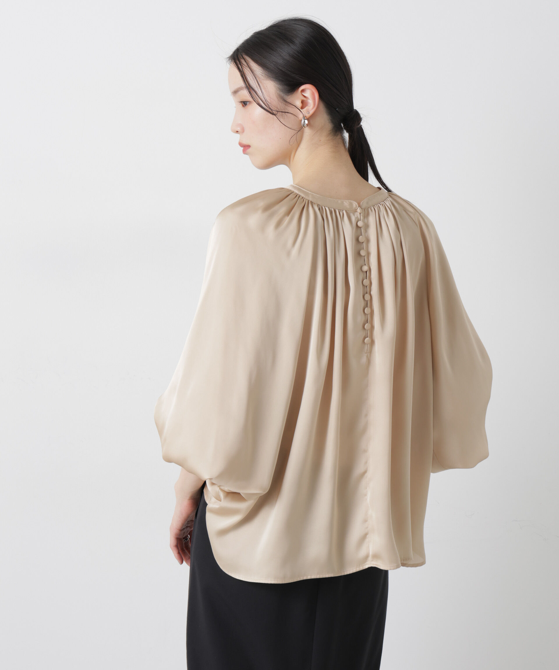 nano･universe「前後2wayサテンボリュームスリーブブラウス」|シャツ・ブラウス|